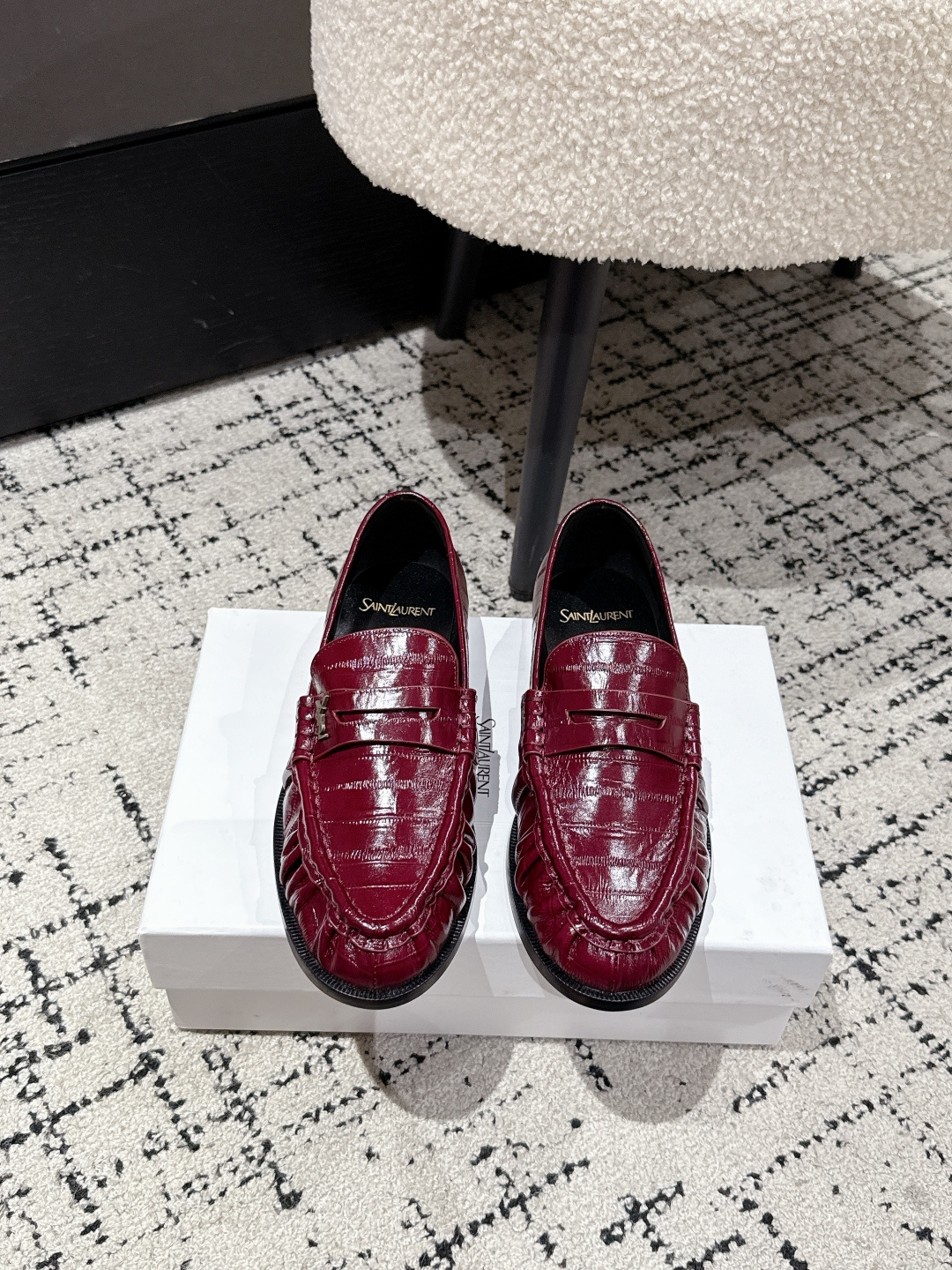 NO:760421,Men's #Top version Couple model Saint Laurent YSL Saint Laurent 25/ LE LOAFER New product YSL small logo Round toe pleats Single shoes Loafers The iconic small logo is the soul of this pair of shoes. It is presented on the shoe body in a low-key and delicate manner. It is different from the big and flamboyant logo.  It is quiet but eye-catching. It outlines YSL's unique fashion DNA with simple lines and inadvertently reveals the brand's profound heritage. The classic almond-shaped design of the toe cleverly modifies the foot shape and visually lengthens the foot line, highlighting elegance and elegance. Whether it is paired with simple wide-leg pants or a playful short skirt, it can be easily worn to show the charm of different styles! It becomes the finishing touch of the look. The fabric is made of original custom leather and the inner pads are all sheepskin.  The sole is genuine leather outsole imported from Italy, Size#35-45 (40.41 for women, 45 for men customized), loafers, saint laurent, saint laurent, saint laurent, loafers, skirts, sheepskin, Leather soles19860909男#顶级版本 情侣款 Saint Laurent YSL圣罗兰 25/ LE LOAFER 新品Ysl小logo 圆头褶皱 单鞋 乐福鞋 标志性的小logo是这双鞋的灵魂所在.以低调而精致的姿态呈现于鞋身之上.不同于张扬的大标识 它安静却醒目,用简洁线条勾勒出YSL独有的时尚DNA,在不经意间透露出品牌的深厚底蕴,鞋头的经典杏仁形设计 巧妙修饰脚型,在视觉上拉长足部线条 彰显优雅与秀气 . 无论是搭配简约阔腿裤 还是俏皮小短裙 都能轻松驾驭 展现不同风格魅力!成为造型中的点睛之笔. 面料采用原版定制皮料 内里垫脚均为羊皮 鞋底意大利进口真皮大底 Size#35-45（女40.41.男45定制）,乐福鞋,saint laurent,saint laurent,saint laurent,loafers,skirts,sheepskin,Leather soles,Women's Shoes
