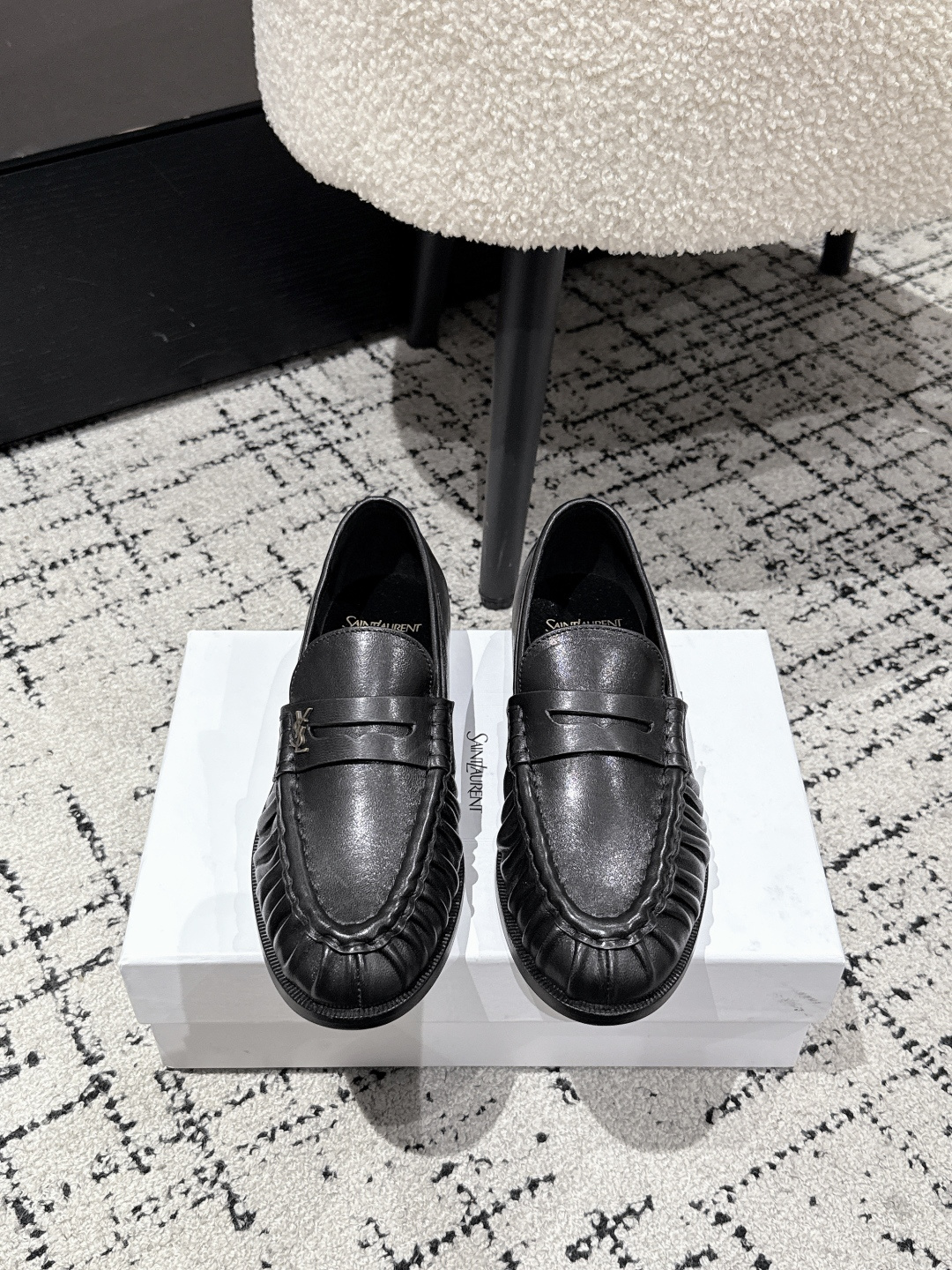 NO:760429,Men #Top version Couple model Saint Laurent YSL Saint Laurent 25/ LE LOAFER New product YSL small logo Round toe pleats Single shoes Loafers The iconic small logo is the soul of this pair of shoes. It is presented on the shoe body in a low-key and exquisite manner. It is different from the big and flamboyant logo.  It is quiet but eye-catching. It outlines YSL's unique fashion DNA with simple lines and inadvertently reveals the brand's profound heritage. The classic almond-shaped design of the toe cleverly modifies the foot shape and visually lengthens the foot line, highlighting elegance and elegance. Whether it is paired with simple wide-leg pants or a playful short skirt, it can be easily worn to show the charm of different styles! It becomes the finishing touch of the look. The fabric is made of original custom leather and the inner pads are all sheepskin.  The sole is genuine leather outsole imported from Italy, Size#35-45 (40.41 for women, 45 for men customized), loafers, saint laurent, saint laurent, saint laurent, loafers, skirts, sheepskin, Leather soles19860909男 #顶级版本 情侣款 Saint Laurent YSL圣罗兰 25/ LE LOAFER 新品Ysl小logo 圆头褶皱 单鞋 乐福鞋 标志性的小logo是这双鞋的灵魂所在.以低调而精致的姿态呈现于鞋身之上.不同于张扬的大标识 它安静却醒目,用简洁线条勾勒出YSL独有的时尚DNA,在不经意间透露出品牌的深厚底蕴,鞋头的经典杏仁形设计 巧妙修饰脚型,在视觉上拉长足部线条 彰显优雅与秀气 . 无论是搭配简约阔腿裤 还是俏皮小短裙 都能轻松驾驭 展现不同风格魅力!成为造型中的点睛之笔. 面料采用原版定制皮料 内里垫脚均为羊皮 鞋底意大利进口真皮大底 Size#35-45（女40.41.男45定制）,乐福鞋,saint laurent,saint laurent,saint laurent,loafers,skirts,sheepskin,Leather soles,Women's Shoes