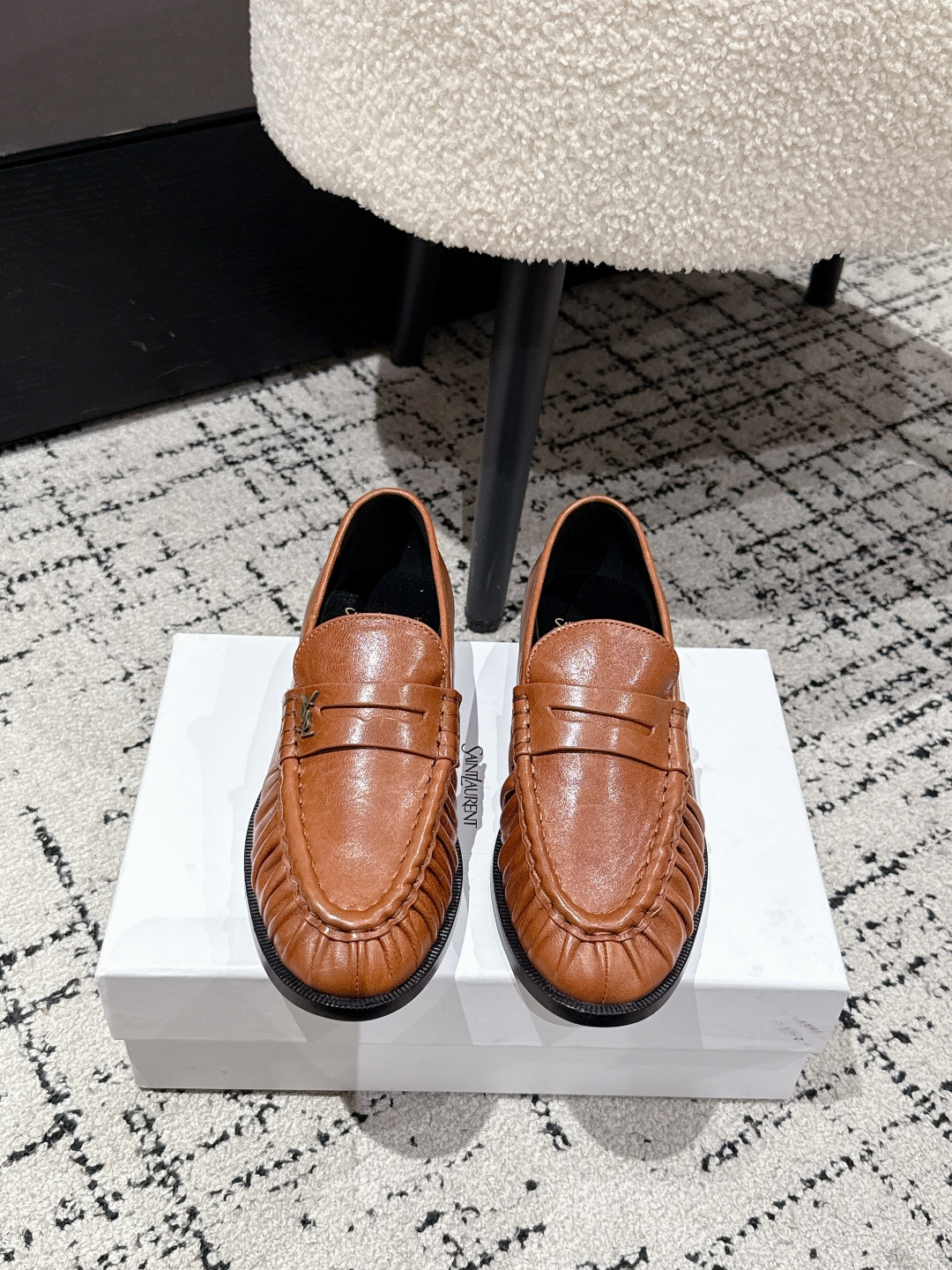 NO:760437,Men's #Top version Couple model Saint Laurent YSL Saint Laurent 25/ LE LOAFER New product YSL small logo Round toe pleats Single shoes Loafers The iconic small logo is the soul of this pair of shoes. It is presented on the shoe body in a low-key and delicate manner. It is different from the big and flamboyant logo.  It is quiet but eye-catching. It outlines YSL's unique fashion DNA with simple lines and inadvertently reveals the brand's profound heritage. The classic almond-shaped design of the toe cleverly modifies the foot shape and visually lengthens the foot line, highlighting elegance and elegance. Whether it is paired with simple wide-leg pants or a playful short skirt, it can be easily worn to show the charm of different styles! It becomes the finishing touch of the look. The fabric is made of original custom leather and the inner pads are all sheepskin.  The sole is genuine leather outsole imported from Italy, Size#35-45 (40.41 for women, 45 for men customized), loafers, saint laurent, saint laurent, saint laurent, loafers, skirts, sheepskin, Leather soles19860909男#顶级版本 情侣款 Saint Laurent YSL圣罗兰 25/ LE LOAFER 新品Ysl小logo 圆头褶皱 单鞋 乐福鞋 标志性的小logo是这双鞋的灵魂所在.以低调而精致的姿态呈现于鞋身之上.不同于张扬的大标识 它安静却醒目,用简洁线条勾勒出YSL独有的时尚DNA,在不经意间透露出品牌的深厚底蕴,鞋头的经典杏仁形设计 巧妙修饰脚型,在视觉上拉长足部线条 彰显优雅与秀气 . 无论是搭配简约阔腿裤 还是俏皮小短裙 都能轻松驾驭 展现不同风格魅力!成为造型中的点睛之笔. 面料采用原版定制皮料 内里垫脚均为羊皮 鞋底意大利进口真皮大底 Size#35-45（女40.41.男45定制）,乐福鞋,saint laurent,saint laurent,saint laurent,loafers,skirts,sheepskin,Leather soles,Women's Shoes