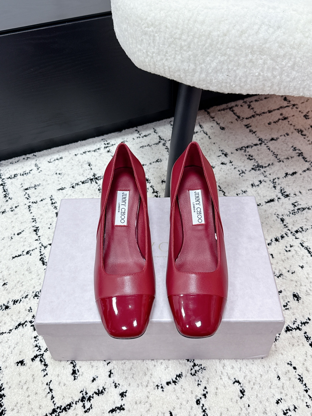 NO:649516,Jimmy Choo Jimmy Choo 26/ Early Spring New Mary Jane Square Toe Shoes Choo Randa series Mary Jane shoes, classic square toe + patent leather splicing, full of elegant retro temperament!  The milk tea color is gentle and versatile, with a thick heel of about 6.5cm, and is super stable when walking. 4. The hollow back design is breathable and not stuffy, so it can be easily used for commuting and dating. The insole is soft, and it is very comfortable to wear for a long time. It can be worn with skirts and trousers, and it will make you look more elegant!  Fabric: Patent leather/cow leather Lining: Soft sheepskin Outsole: Italian genuine leather Heel: 6.5cm Size: #35-41 (customized at 40.41), high heels, jimmy choo, jimmy choo, mary jane, high heels, skirts, cowhide, sheepskin19860909Jimmy Choo 吉米周 26/ 早春 新款 玛丽珍 方头 单鞋 Choo Randa系列玛丽珍鞋,经典方头+漆皮拼接,优雅复古气质满分！奶茶色温柔百搭,粗跟约6.5cm,走路超稳4.后空设计透气不闷脚,通勤约会都能轻松驾驭.鞋垫柔软,长时间穿也很舒适,裙装裤装都能搭,气质直接拉满！ 面料: 漆皮/牛皮 内里: 柔软羊皮 大底: 意大利真皮底 跟豪: 6.5cm Size: #35-41(40.41定做）,高跟鞋单鞋,jimmy choo,jimmy choo,mary jane,high heels,skirts,cowhide,sheepskin,Women's Shoes