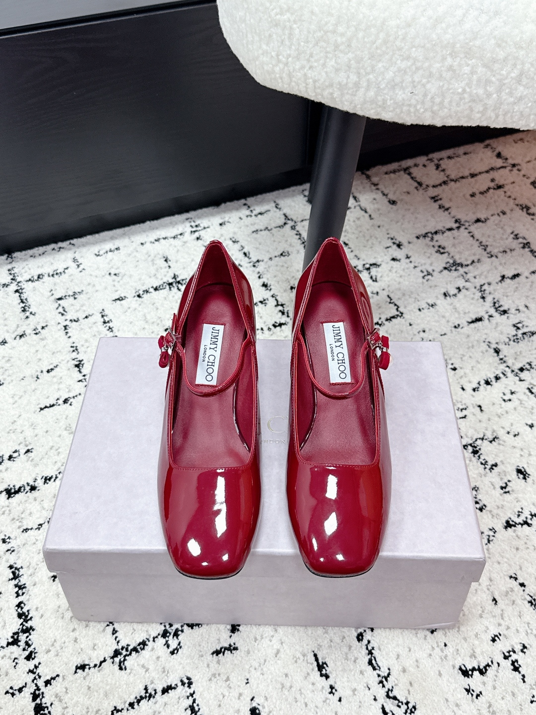 NO:649529,Jimmy Choo Jimmy Choo 26/ Early Spring New Mary Jane Square Toe Shoes Choo Randa series Mary Jane shoes, classic square toe + patent leather splicing, full of elegant retro temperament!  The milk tea color is gentle and versatile, with a thick heel of about 6.5cm, and is super stable when walking. 4. The hollow back design is breathable and not stuffy, so it can be easily used for commuting and dating. The insole is soft, and it is very comfortable to wear for a long time. It can be worn with skirts and trousers, and it will make you look more elegant!  Fabric: Original patent leather Lining: Soft sheepskin Outsole: Italian genuine leather Heel: 6.5cm Size: #35-41 (customized at 40.41), high-heeled shoes, jimmy choo, jimmy choo, mary jane, high heels, skirts, sheepskin19860909Jimmy Choo 吉米周 26/ 早春 新款 玛丽珍 方头 单鞋 Choo Randa系列玛丽珍鞋,经典方头+漆皮拼接,优雅复古气质满分！奶茶色温柔百搭,粗跟约6.5cm,走路超稳4.后空设计透气不闷脚,通勤约会都能轻松驾驭.鞋垫柔软,长时间穿也很舒适,裙装裤装都能搭,气质直接拉满！ 面料: 原版漆皮 内里: 柔软羊皮 大底: 意大利真皮底 跟豪: 6.5cm Size: #35-41(40.41定做）,高跟鞋单鞋,jimmy choo,jimmy choo,mary jane,high heels,skirts,sheepskin,Women's Shoes