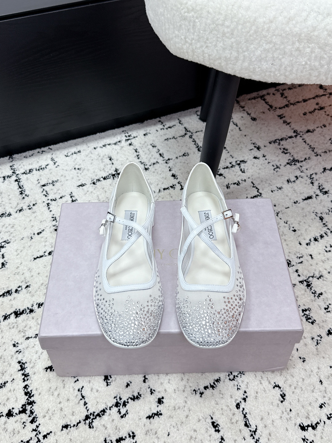 NO:649523,Jimmy Choo Jimmy Choo 26/ Early Spring Latest Eleri cross-strap mesh ballet flats Mary Jane shoes Victoria Victoria's same style Jimmy Choo's Mary Jane shoes are made of leather + embroidered lace splicing, with a delicate woven texture on the toe, retro and romantic T.T strap + pearl buckle embellishment, full of elegance!  Low thick heel design makes walking stable and comfortable!  Fabric: Customized cowhide stitching embroidered lace Lining: Sheepskin Outsole: Original rubber sole Size: #34-41 (customized at 34.40.41), ballet shoes, jimmy choo, jimmy choo, mary jane, flats, cowhide, sheepskin19860909Jimmy Choo吉米周 26/ 早春 最新 Eleri 交叉绑带网眼 芭蕾平底鞋 玛丽珍鞋 宋茜同款 Jimmy Choo这款玛丽珍鞋采用皮革+刺绣蕾丝拼接,鞋头有精致编织纹理,复古又浪漫t.T字带＋珍珠扣点缀,优雅满分！低粗跟设计,走路稳又舒服！ 面料: 订制牛皮拼接刺绣蕾丝 内里: 羊皮 大底: 原版橡胶底 Size: #34-41（34.40.41定做),芭蕾舞鞋,jimmy choo,jimmy choo,mary jane,flats,cowhide,sheepskin,Women's Shoes