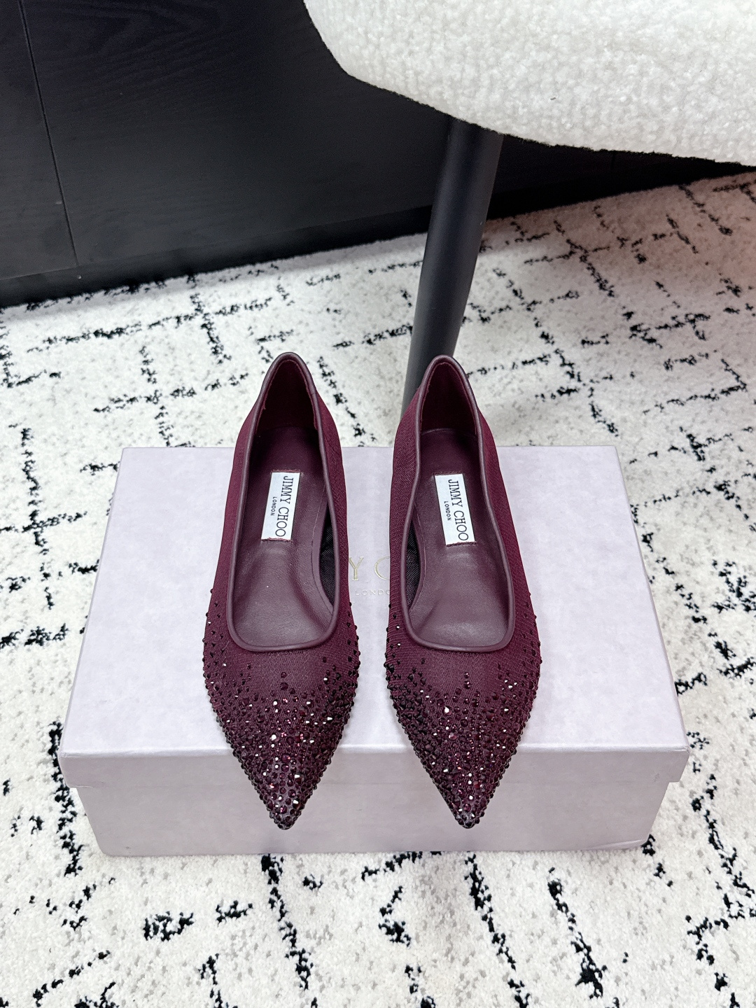 NO:649553,Jimmy Choo Jimmy Choo 26/ Early Spring New Love Flat Gradient Crystal Mesh Fabric Pointed Flat Casual Shoes Jimmy Choo LOVE series flat shoes, mesh + crystal embellishment, exquisite and sparkling. The pointed toe design modifies the foot shape, perfect for elegance!  The shoe mouth is deeper, more stable to wear, lined with soft leather, and the comfort is at the core. Whether it is paired with a dress or daily wear, it can easily enhance the sophistication of the style. Fabric: Lace mesh rhinestones Lining: Sheepskin Outsole: Italian genuine leather sole Size: #34-41 (34.40.41 custom-made), high-heeled shoes, jimmy choo, jimmy choo, flats, high heels, sheepskin19860909Jimmy Choo 吉米周 26/ 早春新款 LOVE Flat 渐变水晶网眼布 尖头平底 休闲单鞋 Jimmy Choo LOVE系列平底鞋,网纱+水晶点缀,精致又闪耀.尖头设计修饰脚型,优雅气质满分！ 鞋口较深,穿着更稳,内衬柔软皮革,舒适度在线心.无论搭配礼服还是日常穿搭,都能轻松提升造型精致感 面料: 蕾丝网水钻 内里: 羊皮 大底: 意大利真皮底 Size: #34-41 (34.40.41定做）,高跟鞋单鞋,jimmy choo,jimmy choo,flats,high heels,sheepskin,Women's Shoes