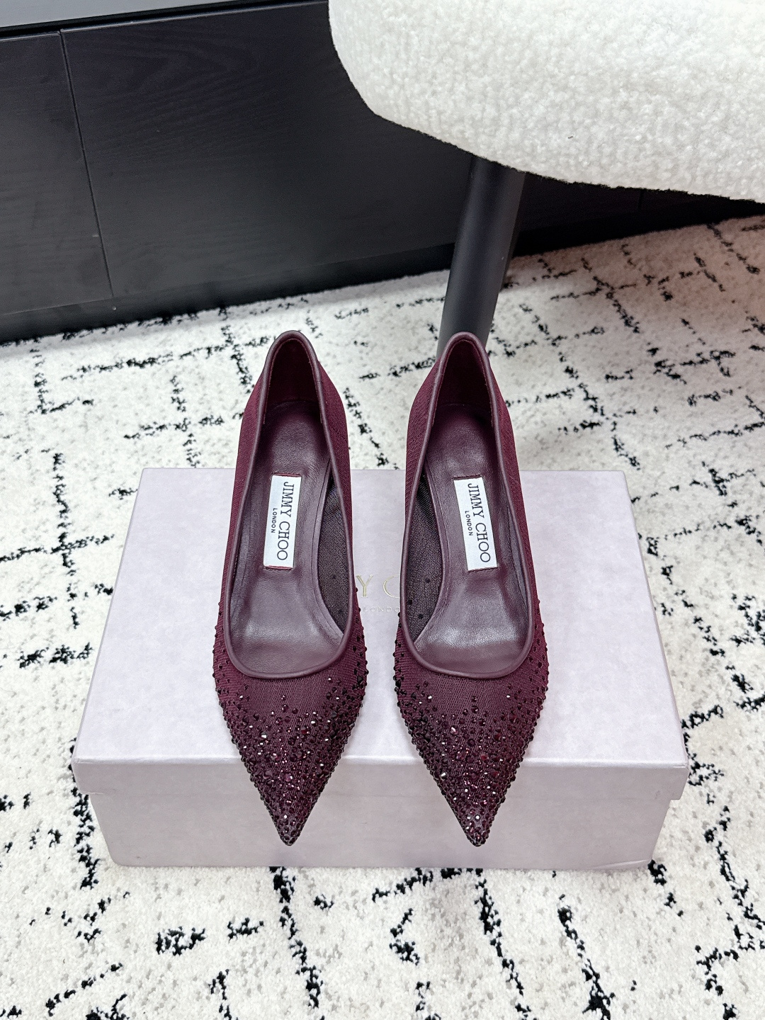 NO:649559,Jimmy Choo Jimmy Choo 26/ Early Spring New Love Flat Gradient Crystal Mesh Fabric Pointed Flat Casual Shoes Jimmy Choo LOVE series flat shoes, mesh + crystal embellishment, exquisite and sparkling. The pointed toe design modifies the foot shape, perfect for elegance!  The shoe mouth is deeper, more stable to wear, lined with soft leather, and comfort is at the core. Whether it is paired with a dress or daily wear, it can easily enhance the sophistication of the look. Fabric: Lace mesh rhinestones Lining: Sheepskin Outsole: Italian genuine leather sole Heel: 6.5cm Size: #34-41 (34.40.41 custom-made), high-heeled shoes, jimmy choo, jimmy choo, flats, high heels, sheepskin19860909Jimmy Choo 吉米周 26/ 早春新款 LOVE Flat 渐变水晶网眼布 尖头平底 休闲单鞋 Jimmy Choo LOVE系列平底鞋,网纱+水晶点缀,精致又闪耀.尖头设计修饰脚型,优雅气质满分！ 鞋口较深,穿着更稳,内衬柔软皮革,舒适度在线心.无论搭配礼服还是日常穿搭,都能轻松提升造型精致感 面料: 蕾丝网水钻 内里: 羊皮 大底: 意大利真皮底 跟高: 6.5cm Size: #34-41 (34.40.41定做）,高跟鞋单鞋,jimmy choo,jimmy choo,flats,high heels,sheepskin,Women's Shoes