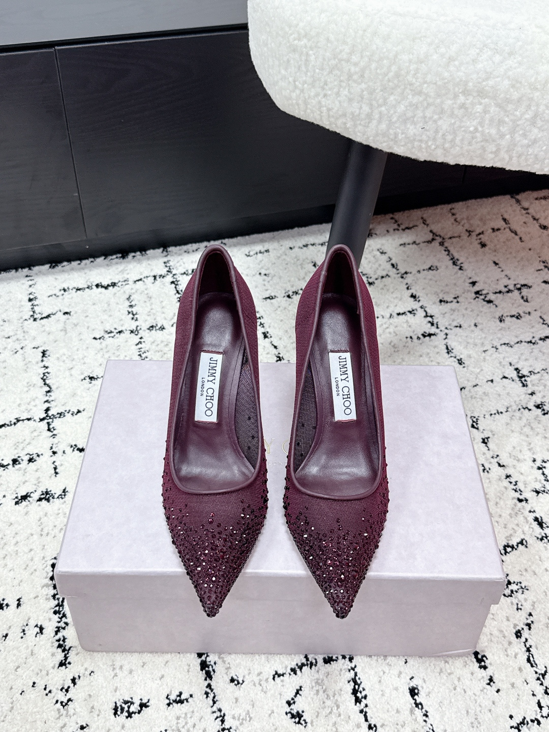 NO:649564,Jimmy Choo Jimmy Choo 26/ Early Spring New Love Flat Gradient Crystal Mesh Fabric Pointed Flat Casual Shoes Jimmy Choo LOVE series flat shoes, mesh + crystal embellishment, exquisite and sparkling. The pointed toe design modifies the foot shape, perfect for elegance!  The shoe mouth is deeper, more stable to wear, lined with soft leather, and the comfort is at the core. Whether it is paired with a dress or daily wear, it can easily enhance the sophistication of the style. Fabric: Lace mesh rhinestones Lining: Sheepskin Outsole: Italian genuine leather sole Heel: 8.5cm Size: #34-41 (customized at 34.40.41), high-heeled shoes, jimmy choo, jimmy choo, flats, high heels, sheepskin19860909Jimmy Choo 吉米周 26/ 早春新款 LOVE Flat 渐变水晶网眼布 尖头平底 休闲单鞋 Jimmy Choo LOVE系列平底鞋,网纱+水晶点缀,精致又闪耀.尖头设计修饰脚型,优雅气质满分！ 鞋口较深,穿着更稳,内衬柔软皮革,舒适度在线心.无论搭配礼服还是日常穿搭,都能轻松提升造型精致感 面料: 蕾丝网水钻 内里: 羊皮 大底: 意大利真皮底 跟高: 8.5cm Size: #34-41 (34.40.41定做）,高跟鞋单鞋,jimmy choo,jimmy choo,flats,high heels,sheepskin,Women's Shoes