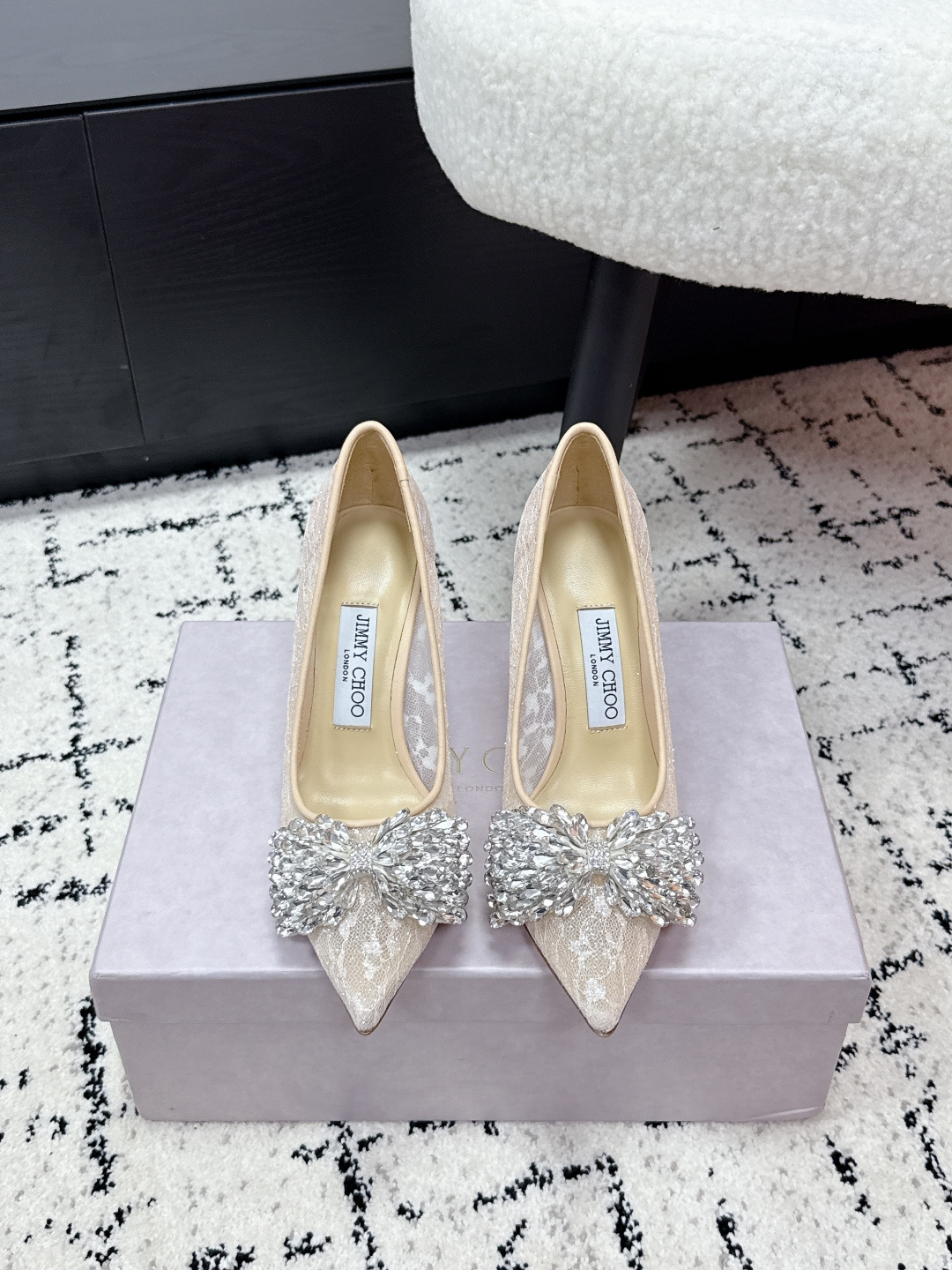 NO:649541,Jimmy Choo 26/ Latest SARESA Wedding Shoes Lace Crystal Shoes Jimmy Choo SARESA series crystal shoes, shiny fabric shoe body, low-key luxury. The toe is decorated with three-dimensional crystal clusters, which sparkles under the light and is highly recognizable!  Flat heel 65mm 85mm medium heel design, elegant and easy to walk, suitable for weddings and banquets. Exquisite craftsmanship + practicality, a must-have classic model for wedding preparations!  Fabric: Lace embroidery/crystal diamonds Lining: Sheepskin Outsole: Italian leather sole Heel height: flat/6.5cm/8.5cm Size: #34-41 (customized at 34.40.41), high heels, jimmy choo, jimmy choo, high heels, sheepskin19860909Jimmy Choo 吉米周 26/ 最新 SARESA 婚鞋 蕾丝 水晶鞋 Jimmy Choo SARESA系列水晶鞋,闪光织物鞋身,低调奢华.鞋头点缀立体水晶簇,灯光下超闪耀,辨识度满分！平跟 65mm 85mm中跟设计,优雅又好走,婚礼宴会都很适合心.精致工艺+实用性,备婚必选经典款！ 面料: 蕾丝刺绣/水晶钻 内里: 羊皮 大底: 意大利真皮底 跟高: 平跟/6.5cm/8.5cm Size: #34-41（34.40.41定做）,高跟鞋单鞋,jimmy choo,jimmy choo,high heels,sheepskin,Women's Shoes