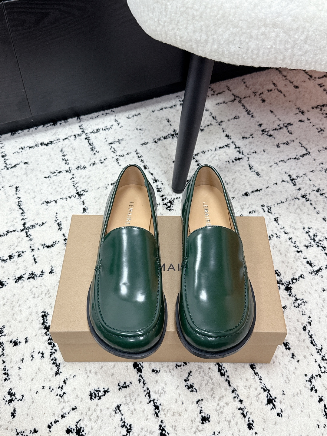 NO:649501,Lemaire trendy brand 25/ The latest Muller slip-on casual shoes and loafers are made of first-layer cowhide, the upper is smooth and delicate, and the texture is perfect. The classic slip-on design, round toe + simple stitching, is low-key and textured. The rubber sole is wear-resistant and non-slip, suitable for daily commuting or leisure. The lining is soft and very comfortable for long walks ~ Whether paired with trousers or jeans, you can easily create an Italian-style high-end look. Fabric:  Customized open-edge beaded cowhide Lining: soft sheepskin Outsole: original genuine leather sole Size: #35-41 (customized at 40.41), leather shoes, loafers, jeans, cowhide, sheepskin19860909Lemaire 潮牌 25/ 最新 穆勒 一脚蹬 休闲单鞋 乐福鞋 选用头层牛皮,鞋面光滑细腻,质感满分.经典一脚蹬设计,圆头+简约缝线,低调又有质感.橡胶鞋底耐磨防滑,日常通勤或休闲都很适合.内里柔软,长时间走路也很舒服～无论搭配西裤还是牛仔裤,都能轻松打造意式高级感穿搭凸. 面料: 定制开边珠牛皮 内里: 柔软羊皮 大底: 原版真皮底 Size: #35-41(40.41定做）,皮鞋,loafers,jeans,cowhide,sheepskin,Women's Shoes