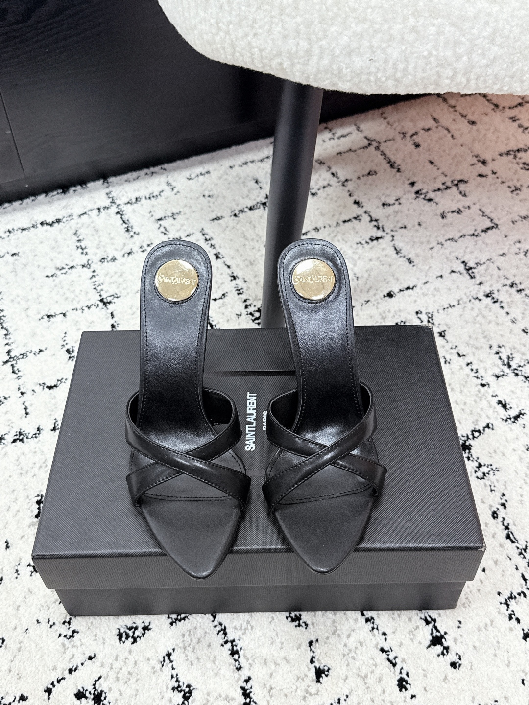 NO:649484,SAINT LAURENT 26/ Kirat series stilettos, flat mules, high heels, slippers, bronze brown cowhide, upper cross straps + metal YSL Logo, highly recognizable!  9cm stiletto heels, elongating the leg lines, perfect score 4 for elegance. The soles are soft and comfortable to wear for a long time. They are suitable for matching with earth tones or simple dresses. They can be easily worn at weddings and parties. Fabric: Original cowhide. Lining: Original sheepskin. Sole: Italian genuine leather outsole. Heel height: 9.5cm Size: #35-40 (customized for 40), high heels and slippers, saint laurent, saint laurent, saint  laurent,high heels,slippers,cowhide,sheepskin,Leather soles19860909SAINT LAURENT圣罗兰 26/ Kirat系列 细跟 穆勒鞋一字 高跟 拖鞋 古铜棕色牛皮 鞋面交叉带+金属YSL Logo,辨识度超高！9cm细高跟,拉长腿部线条,优雅气质满分4.鞋底柔软,长时间穿也很舒适,适合搭配大地色系或简约礼服,婚礼、派对都能轻松驾驭心. 面料: 原版牛皮 内里: 原版羊皮 鞋底: 意大利真皮大底 跟高: 9.5cm Size: #35-40（40定做）,高跟鞋拖鞋,saint laurent,saint laurent,saint laurent,high heels,slippers,cowhide,sheepskin,Leather soles,Women's Shoes