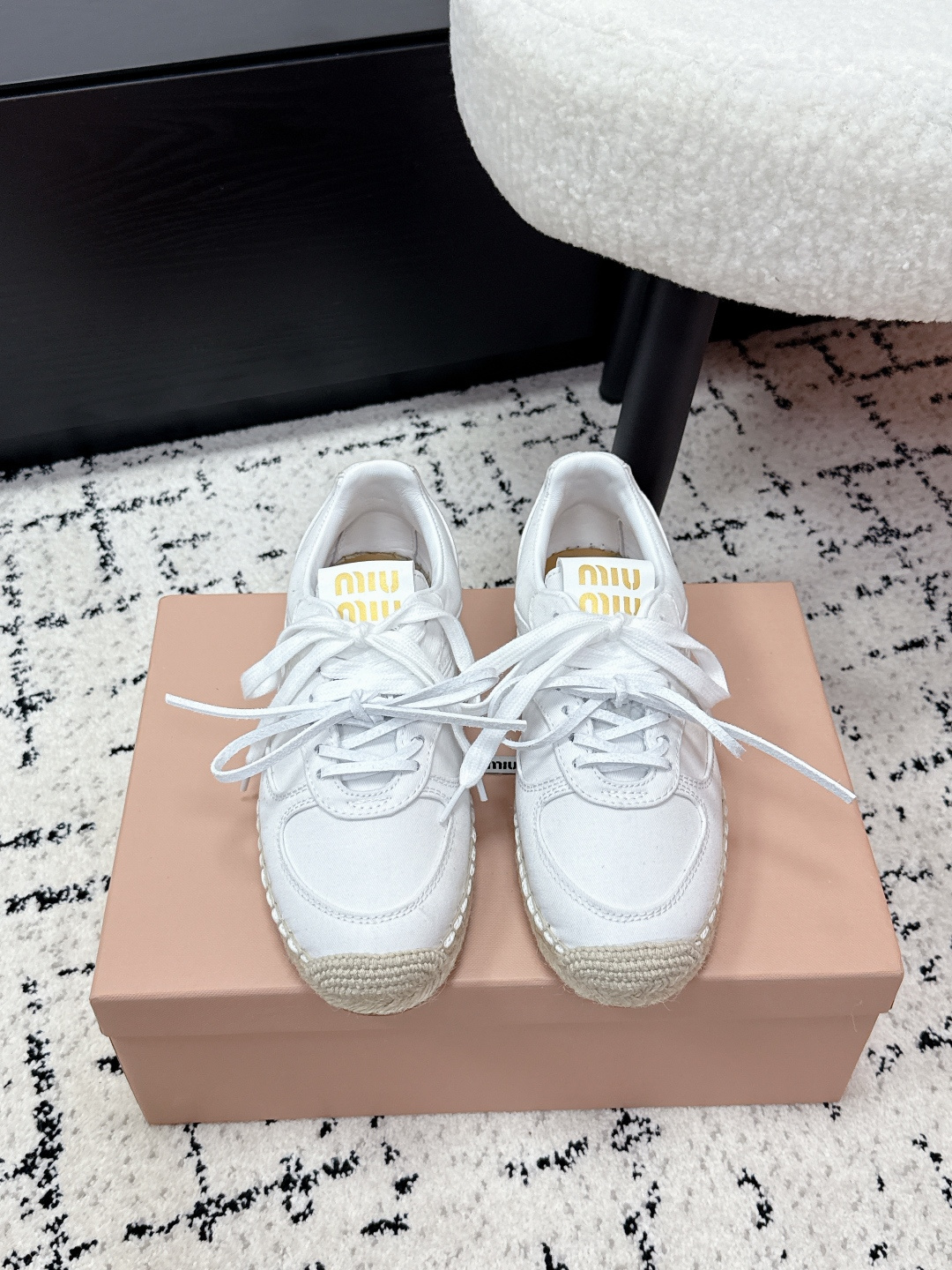 NO:646008,MiuMiu 26/ Early spring new catwalk fisherman shoes, casual moral training shoes Miu Miu 26 spring and summer catwalk style moral training shoes, made of brown suede, with delicate and retro texture. The upper is simple, classic moral training shoe outline, and the hemp rope braided soles have a super handmade feel, light and comfortable, and stress-free for daily wear. The lace design is more stable, versatile and fashionable, and can be easily worn in casual or retro style!  Fabric suede cowhide, lining sheepskin, outsole original molded straw rubber sole Size#35-40 (customized for 40), casual shoes/sports shoes, miumiu, sneakers, espadrilles, espadrilles, cowhide, sheepskin, chamois leather19860909MiuMiu 缪缪 26/ 早春 走秀新款渔夫鞋 休闲 德训鞋 Miu Miu 26春夏走秀款德训鞋,棕色麂皮绒材质,质感细腻复古.鞋面简约,经典德训鞋轮廓,麻绳编织鞋底超有手工感,轻便舒适,日常穿搭无压力t.系带设计更稳固,百搭又时髦,休闲或复古风都能轻松驾驭！ 面料反绒牛皮 内里羊皮 大底原版开模草编橡胶底 Size#35-40（40订做）,休闲鞋/运动鞋,miumiu,sneakers,espadrilles,espadrilles,cowhide,sheepskin,chamois leather,Women's Shoes