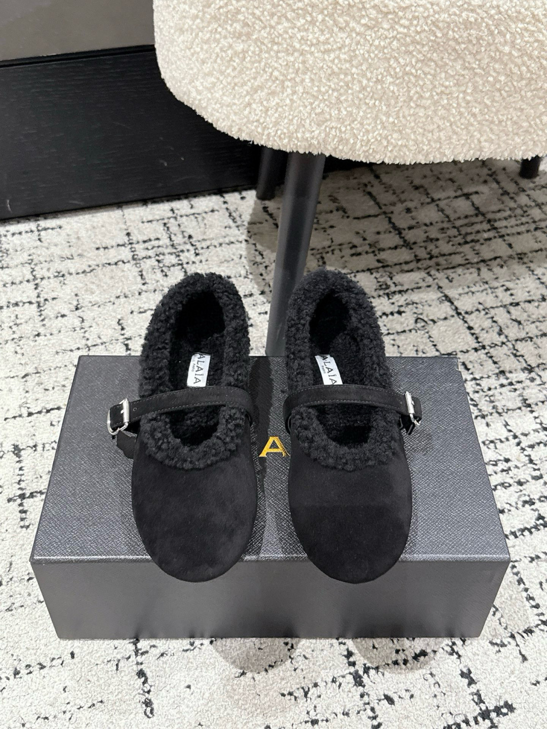 NO:647564,#Explosive running volume ALAIA ALAIA 25/ The new autumn and winter lamb wool shoes, ballet shoes, Mary Jane shoes in wool are here~ They are so fashionable. Every color is high-end. The buckle design is retro and unique. The wool lining is soft, warm and elegant. It can easily light up the autumn and winter outfit~ The upper is imported Yangjing, and the lining is imported wool. The outsole is an original replica of the outsole.  Size#35-40 (customized for 40), fur shoes,alaia,mary jane,sheep19860909#爆款跑量 ALAIA 阿莱雅 25/ 秋冬新款羊羔毛 单鞋 芭蕾舞鞋 羊毛里的玛丽珍鞋来啦～ 太会拿捏时髦感了 每个色都高级 搭扣设计复古又别致 内里羊毛软乎乎 保暖还显贵气 轻松点亮秋冬穿搭～ 鞋面进口羊京 内里进口羊毛 大底原版复刻大底 Size#35-40（40定做）,毛毛鞋,alaia,mary jane,sheep,Women's Shoes