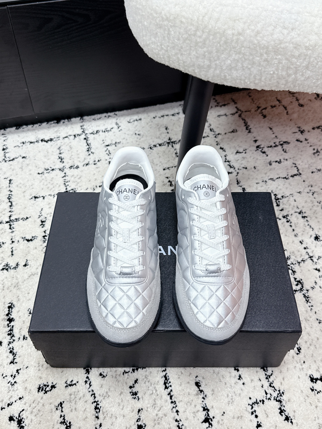 NO:648399,#TOPVERSION CHANEL Chanel 25/ Latest COCO NEIGE series 25N calfskin, round toe lace-up, low-top casual moral training shoes, Chanel 25N ski series silver moral training shoes, mirror diamond leather + black suede splicing, super metallic feeling!  The sole is made of rubber material, which is wear-resistant and comfortable, and the lace design is easy to adjust. Inspired by skiing, it is fashionable and practical, and it looks great with casual or sports style in autumn and winter!  Fabric: Cow hair spliced ​​mirror diamond leather Lining: Comfortable sheepskin Outsole: Original rubber sole Size: 35-41 (customized at 40.41), casual shoes/sports shoes, chanel, chanel, sneakers, cowhide, sheepskin, chamois leather19860909#顶级版本 CHANEL香奈儿 25/ 最新 COCO NEIGE 系列 25N 小牛皮 圆头系带 低帮 休闲 德训鞋 香奈儿25N滑雪系列银色德训鞋,镜面菱格纹皮革+黑色麂皮拼接,金属感超强！鞋底橡胶材质,耐磨又舒适,系带设计方便调节.灵感来自滑雪运动,时尚又实用,秋冬搭配休闲或运动风都很出彩！ 面料: 牛绒拼接镜面菱格皮 内里: 舒适羊皮 大底: 原版橡胶底 Size: 35-41（40.41定做）,休闲鞋/运动鞋,chanel,chanel,sneakers,cowhide,sheepskin,chamois leather,Women's Shoes