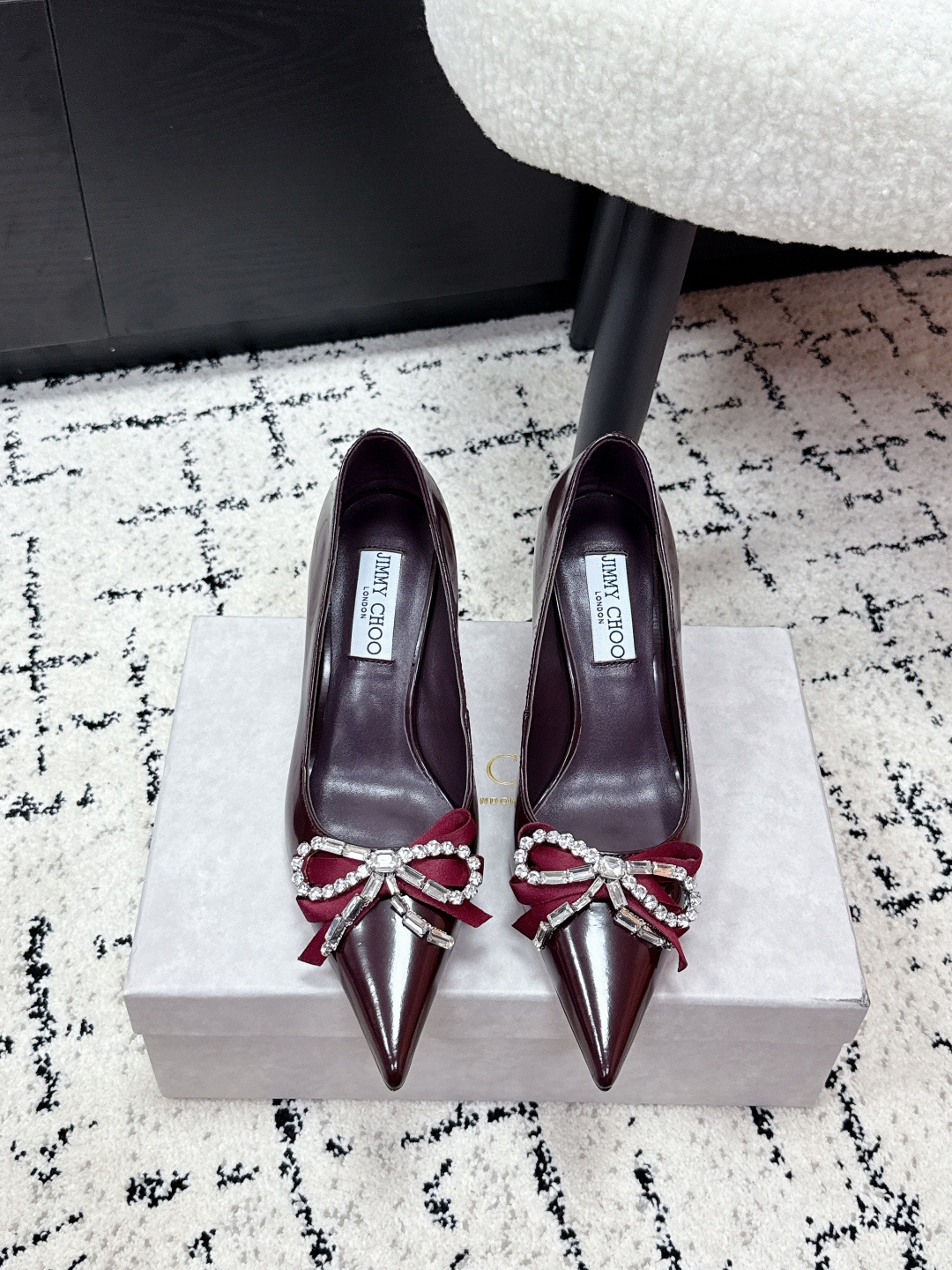 NO:652769,# Top Version Jimmy Choo Jimmy Week 26/ Spring and Summer Latest Auria Pointed Crystal Bow Decorated Stiletto Heels Jimmy Choo Auria high heels, burgundy glossy cowhide + crystal bow, elegant and aura; curved stiletto heels, elongating the legs and super fast, not tired for a long time. Burgundy is low-key and high-end, can be easily worn at weddings and dinners, and looks great with dresses or simple suits. Italian craftsmanship, perfect details, quality control is a must!  Fabric: Customized cowhide/hot diamond/crystal diamond decoration Lining: Comfortable sheepskin Sole: Italian leather outsole Heel height: 7cm Size: #35-40 (customized for 40), high-heeled shoes, jimmy choo, jimmy choo, high heels, business suit, cowhide, sheepskin, Leather soles19860909#顶级版本 Jimmy Choo吉米周 26/ 春夏最新 Auria 尖头水晶蝴蝶结饰 细跟 高跟鞋 Jimmy Choo Auria 高跟鞋,酒红亮面牛皮+水晶蝴某结,优雅又有气场；弧形细跟,拉长腿型还超急,长时间穿也不累.酒红色低调高级,婚礼、晚宴都能轻松驾驭,搭配礼服或简约西装都很出彩委.意大利工艺,细节满分,品质控必入！ 面料: 定制牛皮/烫钻/水晶钻饰 内里: 舒适羊皮 鞋底: 意大利真皮大底 跟高: 7cm Size: #35-40（40订做）,高跟鞋单鞋,jimmy choo,jimmy choo,high heels,business suit,cowhide,sheepskin,Leather soles,Women's Shoes