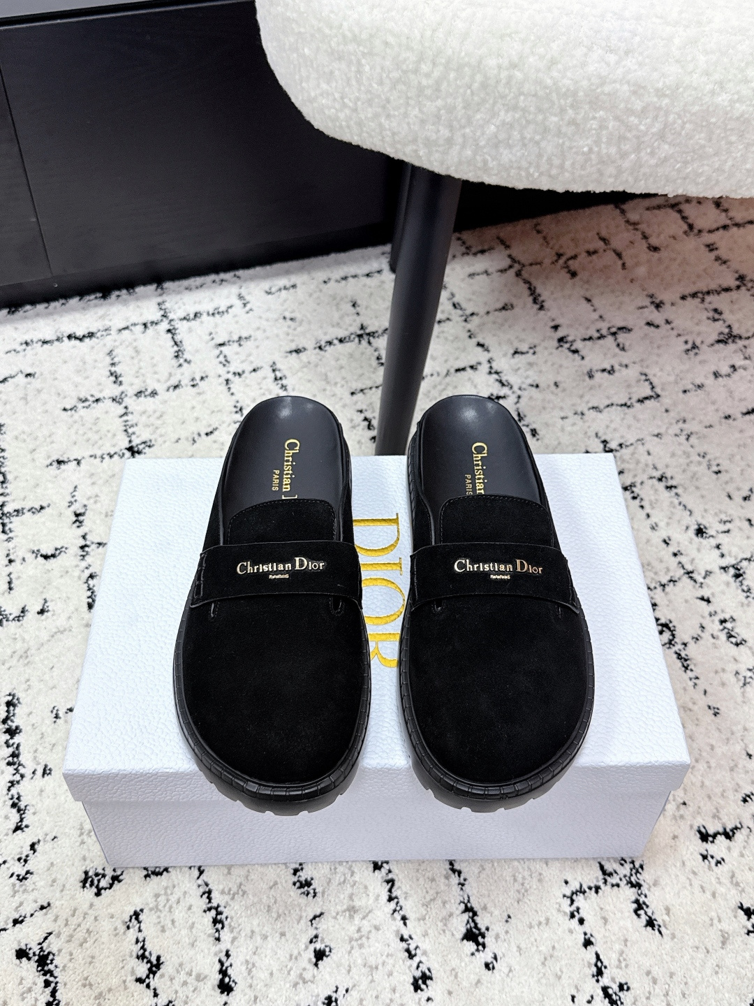 NO:652817,DIOR Dior 25/ Latest Boy Dilireba's same style flat slingback mule shoes bag toe slippers Dilireba's airport Reuters went crazy!  DIOR Boy cow leather flat-soled slingback slippers, the beige color is gentle and elegant, perfectly interpreting the French relaxed feeling~ The simple toe design is classic and attractive, the slingback details add flexibility, the cow leather material is comfortable and versatile, and it can be matched with pants and skirts!  The spokesperson personally demonstrates how to wear slippers with a high-end feel. Sisters who want to get the secrets of the same style, hurry up!  Size: 35-41 (40.41 customized), half drag, dior, dior, slippers, skirts, cowhide19860909DIOR迪奥 25/ 最新 Boy 迪丽热巴同款 平底露跟 穆勒鞋 包头 拖鞋 迪丽热巴机场路透杀疯了！脚踩DIOR Boy牛皮革平底露跟拖鞋,米色温柔又大气,完美诠释法式松弛感～ 简约包头设计经典耐看,露跟细节增添灵动,牛皮革面料舒适百搭,搭配裤子、裙子都超可！代言人亲身示范,把拖鞋穿出高级感,想get同款显贵秘籍的姐妹赶紧冲！ Size: 35-41(40.41定做）,半拖,dior,dior,slippers,skirts,cowhide,Women's Shoes