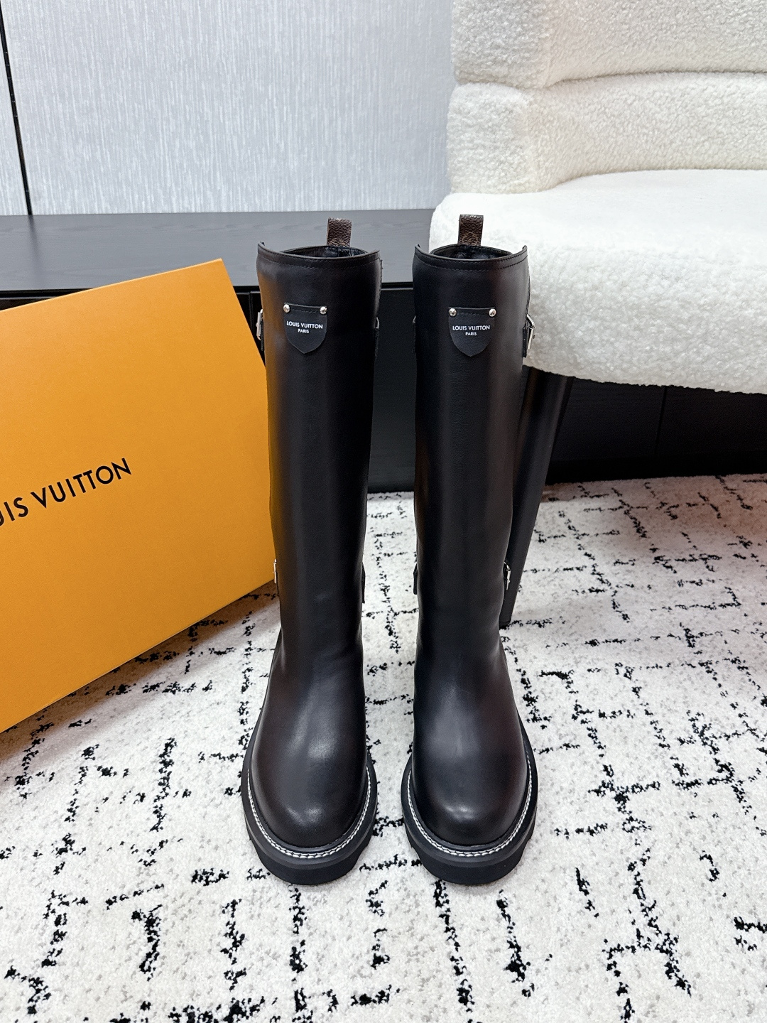 NO:648426,LOUIS VUITTON 25/ Autumn and winter new model Beaubourg series round toe thick heel knight high boots L autumn and winter knight boots, simple and elegant, low-key luxury. The boot shaft is no more than the knee, the width is moderate, and the leg shape is super slim. The thick heel is about 4cm, increased and stable, and very comfortable to wear for a long time. The side belt buckle design is full of details and highly recognizable!  Whether paired with short skirts or tights, you can easily create a cool autumn and winter look!  Fabric: Customized cowhide Lining: Cowhide Outsole: Original outsole Sole thickness: 4cm Size: #35-41 (customized at 40.41), boots, louis vuitton, boots, skirts, cowhide19860909LOUIS VUITTON 25/ 秋冬新款 Beaubourg系列 圆头粗跟 骑士 高筒靴 L秋冬骑士靴,简约大气,低调奢华.靴筒不过膝,宽度适中,修饰腿型超显瘦.粗跟约4cm,增高又稳,长时间穿也很舒适.侧面皮带扣设计,细节满分,辨识度超高！无论搭配短裙还是紧身裤,都能轻松打造酷飒秋冬造型！ 面料: 定制牛皮 内里: 牛皮 大底: 原版大底 底厚: 4cm Size: #35-41 (40.41定做）,靴子,louis vuitton,boots,skirts,cowhide,Women's Shoes