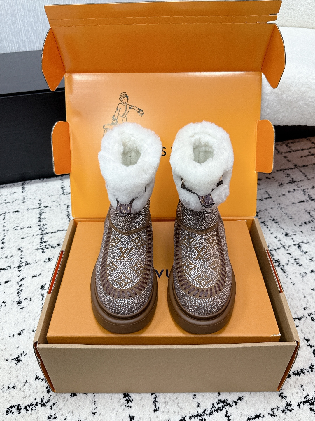 NO:648430,#TOPVERSION LOUIS VUITTON 25/ Autumn and winter hot model SKI ski series Cortina thick-soled high-top snow boots LV winter ski series Monogram snow boots, highly recognizable! The lining is soft sheepskin, which has perfect thermal insulation properties. The thick rubber soles are non-slip and are about 6cm taller. They are perfect for cold weather and are easy to put on and take off. They are fashionable with jeans or down jackets, comfortable and practical. They are a must-have item for winter travel! Fabric: cow suede/hot rhinestone, original wool lining, original molded outsole, Size#35-41 (40.41 custom-made, non-refundable), snow boots, louis vuitton, louis vuitton, boots, jeans, down jacket, sheepskin19860909#顶级版本 LOUIS VUITTON 25/ 秋冬爆款 SKI滑雪系列 Cortina 厚底 高帮 雪地靴 LV冬季滑雪系列Monogram雪地靴,辦识度超高！内里柔软羊皮毛,保暖力满分,厚底橡胶鞋底防滑又增高约6cm,超适合寒冷天气穿,穿脱方便,搭配牛仔裤或羽绒服都很时髦,舒适又实用,是冬季出行必备单品！ 面料牛反绒/烫钻 内里原版羊毛里 鞋底原版开模大底 Size#35-41（40.41订做不退换）,雪地靴,louis vuitton,louis vuitton,boots,jeans,down jacket,sheepskin,Women's Shoes