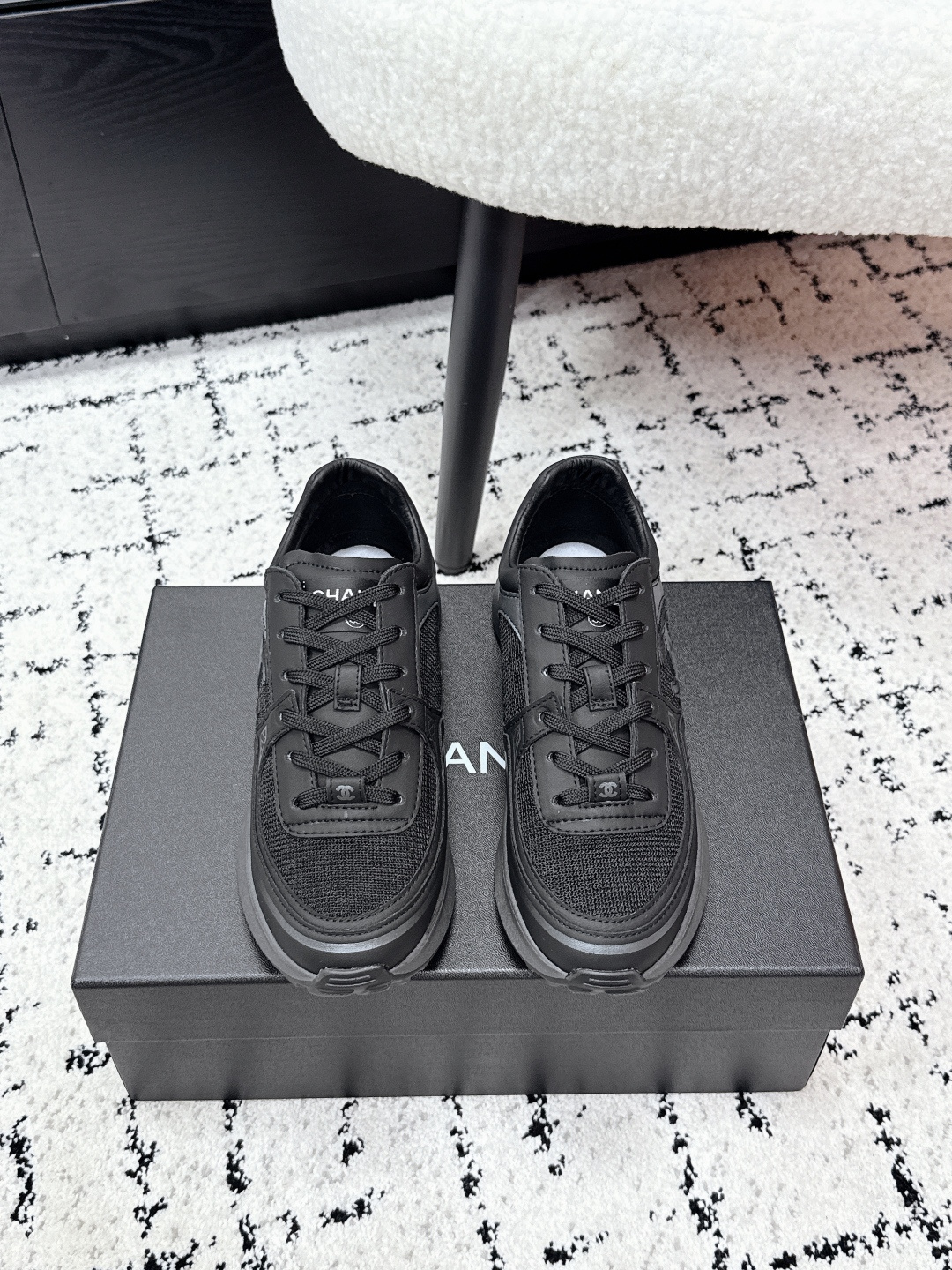 NO:653250,#couple Top Edition CHANEL Chanel 26C / Early Spring New Product Lace-up Low-top Life and Leisure Sports Shoes Chanel Chanel 26 Counter Top Casual Sports Shoes This classic design; the upper is electro-embroidered with a variety of crafts; the outsole is fashionable and sporty; it is extraordinary and incorporates a variety of color matching elements... The diversified mix and match is very beautiful and versatile, casual, fashionable, sports, and outdoor can be taken into account... The upper is original imported calfskin + rainproof mesh  Lining original imported breathable sheepskin lining Outsole original TPU combination outsole Size: #female 35–41 male 39-45 (female 40.41 male 45 customized), casual shoes/sports shoes, chanel, chanel, sneakers, cowhide, sheepskin19860909#情侣 顶级版 CHANEL香奈儿 26C / 早春新品 系带低帮 生活休闲 运动鞋  Chanel香奈儿26专柜顶级休闲款运动鞋 这款经典设计；鞋面多种工艺电绣的风格；大底却时尚运动；不平凡的拥入了多种配色元素…… 多元化混搭非常好看百搭,休闲,时尚,运动,户外都能兼顾…… 鞋面原版进口小牛皮+防雨丝网 内里原版进口透气羊皮里 大底原版TPU组合大底 Size: #女35–41 男39-45 (女40.41男45订做）,休闲鞋/运动鞋,chanel,chanel,sneakers,cowhide,sheepskin,Women's Shoes