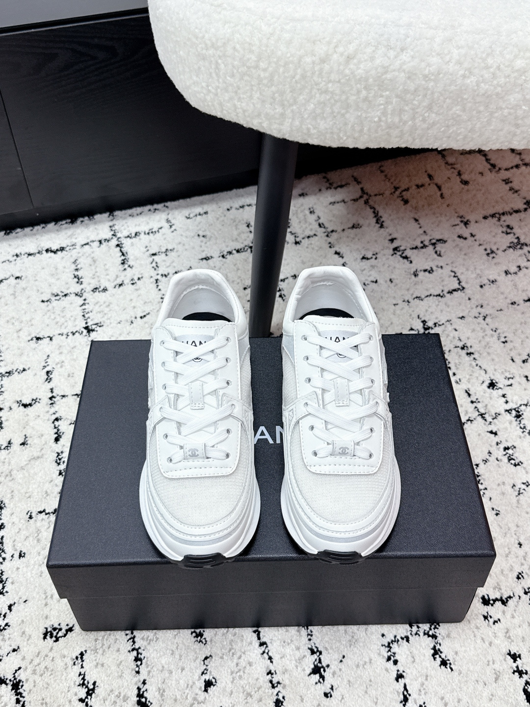 NO:653256,#couple Top Edition CHANEL Chanel 26C / Early Spring New Product Lace-up Low-top Life and Leisure Sports Shoes Chanel Chanel 26 Counter Top Casual Sports Shoes This classic design; the upper is electro-embroidered with a variety of crafts; the outsole is fashionable and sporty; it is extraordinary and incorporates a variety of color matching elements... The diversified mix and match is very beautiful and versatile, casual, fashionable, sports, and outdoor can be taken into account... The upper is original imported calfskin + rainproof mesh  Lining original imported breathable sheepskin lining Outsole original TPU combination outsole Size: #female 35–41 male 39-45 (female 40.41 male 45 customized), casual shoes/sports shoes, chanel, chanel, sneakers, cowhide, sheepskin19860909#情侣 顶级版 CHANEL香奈儿 26C / 早春新品 系带低帮 生活休闲 运动鞋  Chanel香奈儿26专柜顶级休闲款运动鞋 这款经典设计；鞋面多种工艺电绣的风格；大底却时尚运动；不平凡的拥入了多种配色元素…… 多元化混搭非常好看百搭,休闲,时尚,运动,户外都能兼顾…… 鞋面原版进口小牛皮+防雨丝网 内里原版进口透气羊皮里 大底原版TPU组合大底 Size: #女35–41 男39-45 (女40.41男45订做）,休闲鞋/运动鞋,chanel,chanel,sneakers,cowhide,sheepskin,Women's Shoes