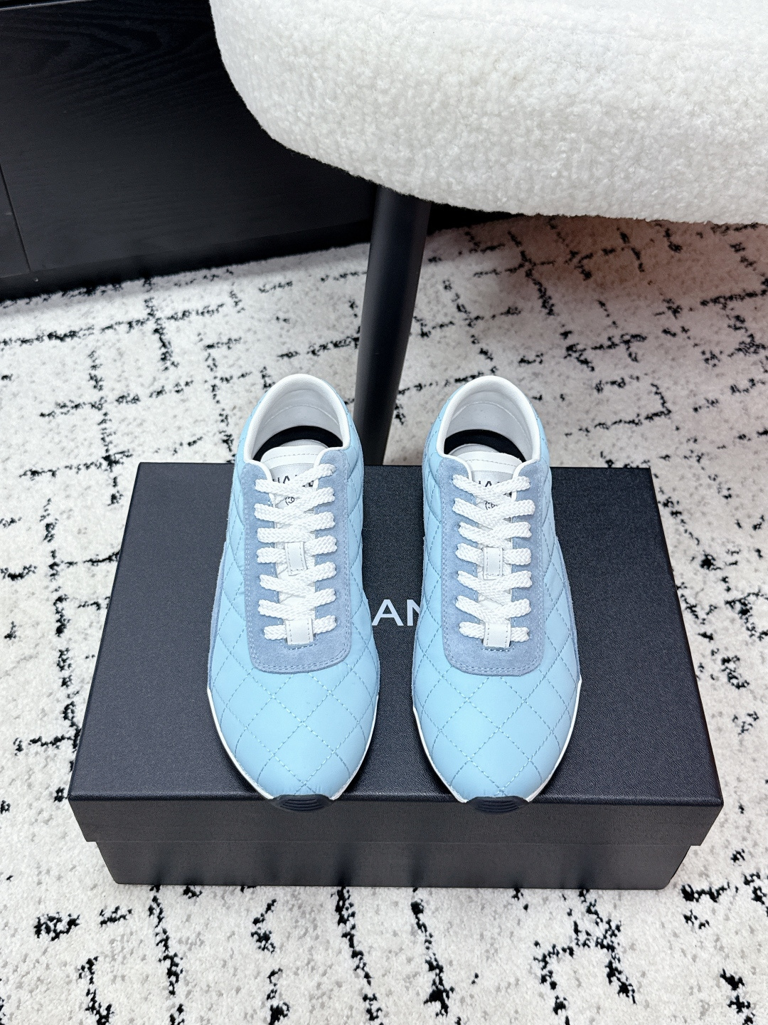 NO:653270,#couple Top Edition CHANEL Chanel 26C / Early Spring New Product Diamond Lace-up Low-top Life and Leisure Sports Shoes Chanel Chanel 26 Counter Top Casual Sports Shoes This classic design; the upper is electro-embroidered with a variety of crafts; the outsole is fashionable and sporty; the extraordinary inclusion of a variety of color matching elements... The diversified mix and match is very good-looking and versatile, casual, fashionable, sports, and outdoor can be taken into account... Original imported calfskin upper, original imported breathable sheepskin lining  Outsole original TPU combination outsole Size: #female 35–41 male 39-45 (female 40.41 male 45 customized), casual shoes/sports shoes, chanel, chanel, sneakers, cowhide, sheepskin19860909#情侣 顶级版 CHANEL香奈儿 26C / 早春新品 菱格 系带低帮 生活休闲 运动鞋  Chanel香奈儿26专柜顶级休闲款运动鞋 这款经典设计；鞋面多种工艺电绣的风格；大底却时尚运动；不平凡的拥入了多种配色元素…… 多元化混搭非常好看百搭,休闲,时尚,运动,户外都能兼顾…… 鞋面原版进口小牛皮 内里原版进口透气羊皮里 大底原版TPU组合大底 Size: #女35–41 男39-45 (女40.41男45订做）,休闲鞋/运动鞋,chanel,chanel,sneakers,cowhide,sheepskin,Women's Shoes