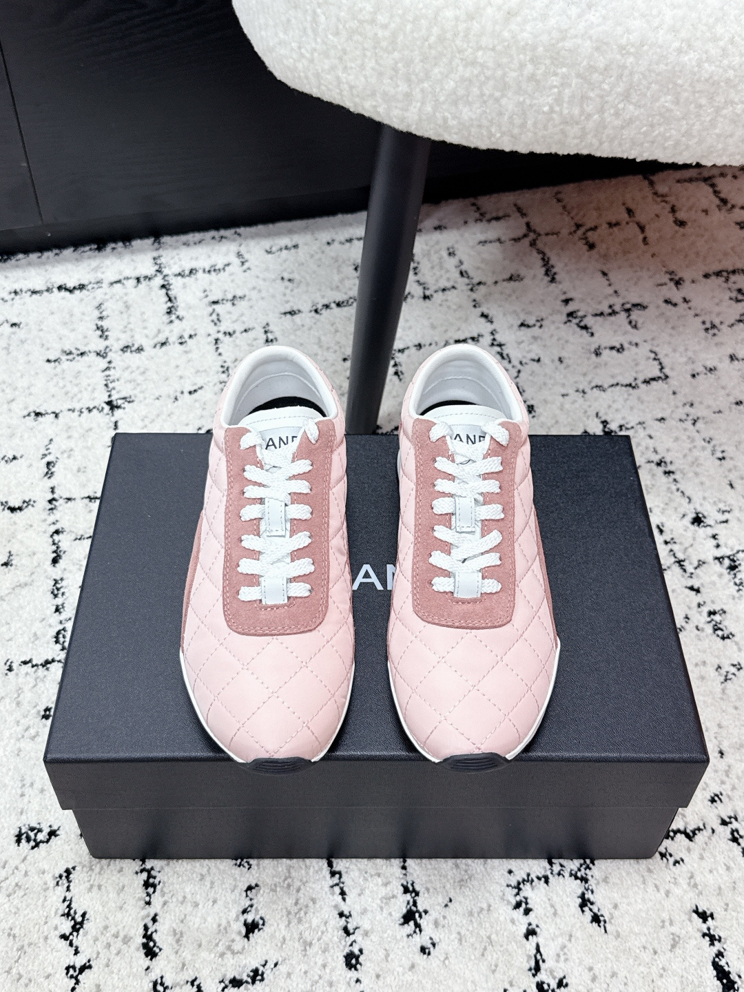 NO:653278,#couple Top Edition CHANEL Chanel 26C / Early Spring New Product Diamond Lace-up Low-top Life and Leisure Sports Shoes Chanel Chanel 26 Counter Top Casual Sports Shoes This classic design; the upper is electro-embroidered with a variety of crafts; the outsole is fashionable and sporty; the extraordinary inclusion of a variety of color matching elements... The diversified mix and match is very good-looking and versatile, casual, fashionable, sports, and outdoor can be taken into account... Original imported calfskin upper, original imported breathable sheepskin lining  Outsole original TPU combination outsole Size: #female 35–41 male 39-45 (female 40.41 male 45 customized), casual shoes/sports shoes, chanel, chanel, sneakers, cowhide, sheepskin19860909#情侣 顶级版 CHANEL香奈儿 26C / 早春新品 菱格 系带低帮 生活休闲 运动鞋  Chanel香奈儿26专柜顶级休闲款运动鞋 这款经典设计；鞋面多种工艺电绣的风格；大底却时尚运动；不平凡的拥入了多种配色元素…… 多元化混搭非常好看百搭,休闲,时尚,运动,户外都能兼顾…… 鞋面原版进口小牛皮 内里原版进口透气羊皮里 大底原版TPU组合大底 Size: #女35–41 男39-45 (女40.41男45订做),休闲鞋/运动鞋,chanel,chanel,sneakers,cowhide,sheepskin,Women's Shoes