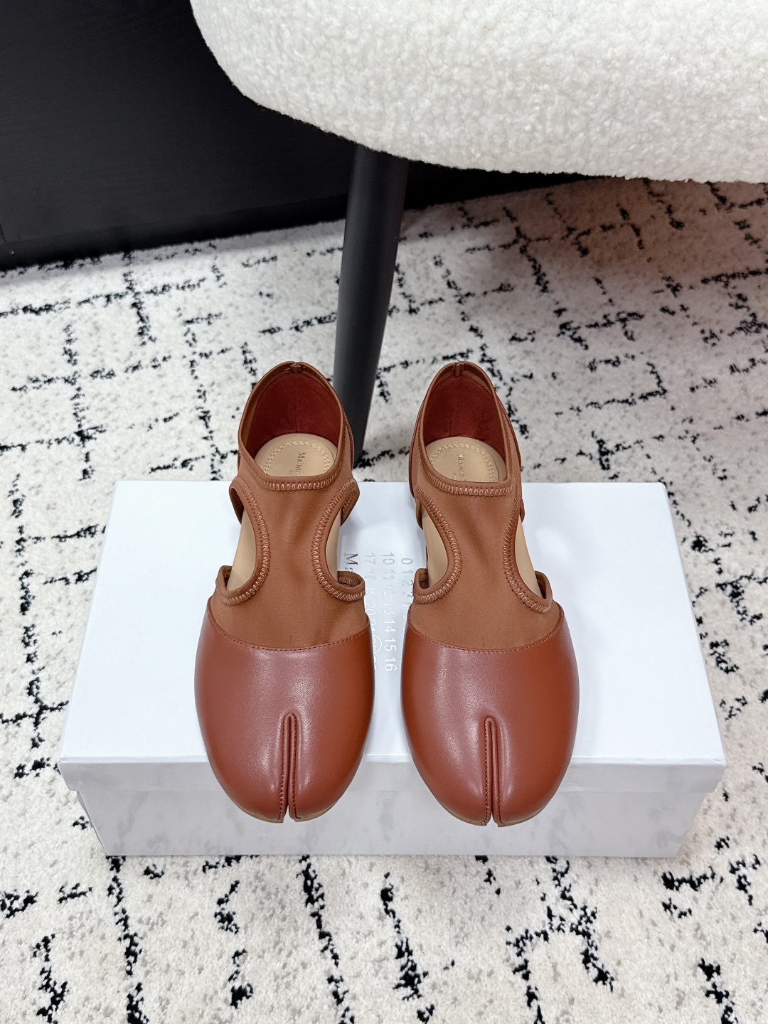 NO:653224,Maison Margiela 26/ Early spring new Tabi Jazz split-toe casual shoes Maison Margiela  Tabi split-toe shoes, inspired by Japanese foot bags, first appeared in 1988. The upper is made of soft sheepskin, with a leather outsole, which is light and comfortable. The split-toe design is not only unique, but also improves foot support, making it suitable for long-term wear. The black model is versatile and can be easily used in many occasions, and is suitable for commuting or leisure. Tabi split-toe shoes have become a brand icon and are deeply loved by fashion lovers!  Fabric: Original sheepskin/elastic fabric Lining: Sheepskin Outsole: Genuine leather outsole Size: #35-40 (customized for 40), sandals, masion margiela, sandals, sheepskin, Leather soles19860909Maison Margiela梅森马吉拉 26/ 早春新款 Tabi Jazz 分趾休闲 单鞋 Maison Margiela Tabi分趾鞋,灵感源自日本足袋,首次亮相于1988年.鞋面选用柔软羊皮,搭配真皮大底大底,轻便又舒适.分趾设计不仅独特,还能提升足部支撑力,适合长时间穿着.黑色款百搭,轻松驾驭多种场合,无论通勤还是休闲都很合适.Tabi分趾鞋已成品牌标志,深受时尚爱好者喜爱！ 面料: 原版羊皮/弹力布 内里: 羊皮 大底: 真皮大底 Size: #35-40(40订做）,凉鞋,masion margiela,sandals,sheepskin,Leather soles,Women's Shoes