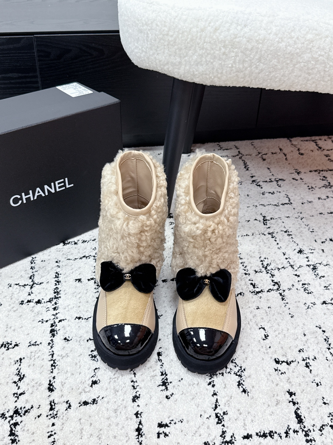 NO:653237,CHANEL Chanel 25/ COCO NEIGE series 25N double-sided shearling short-leg snow boots boots Chanel 25N teddy fur snow boots, lambswool + calfskin stitching, soft and warm, perfect for autumn and winter!  Bow tie + double C logo on the upper, full marks for French elegance. The thick sole design is taller and more comfortable, so you won’t feel tired after walking for a long time. Available in beige, black, and white, it is versatile and easy to wear, whether it is a coat or a down jacket. It is a must-have item for autumn and winter! Fabric: Patent leather/wool Lining: Original sheepskin Sole: Original non-slip rubber sole Size:  #35-40 (customized for 40), boots, chanel, chanel, boots, down jacket, cowhide, sheepskin19860909CHANEL香奈儿 25/ COCO NEIGE 系列 25N 双面剪羊毛 短筒 雪地靴 靴子 Chanel 25N泰迪毛雪地靴,羊羔毛+小牛皮拼接,柔软又保暖,秋冬穿超合适！鞋面蝴蝶结+双C标志,法式优雅满分艹.厚底设计增高又舒适,长时间走路也不累.米色、黑色、白色可选,百搭不挑人,无论大衣还是羽绒服都能轻松驾驭,是秋冬穿搭必备单品! 面料: 漆皮/羊毛 内里: 原版羊皮 鞋底: 原版防滑橡胶底 Size: #35-40（40定做）,靴子,chanel,chanel,boots,down jacket,cowhide,sheepskin,Women's Shoes