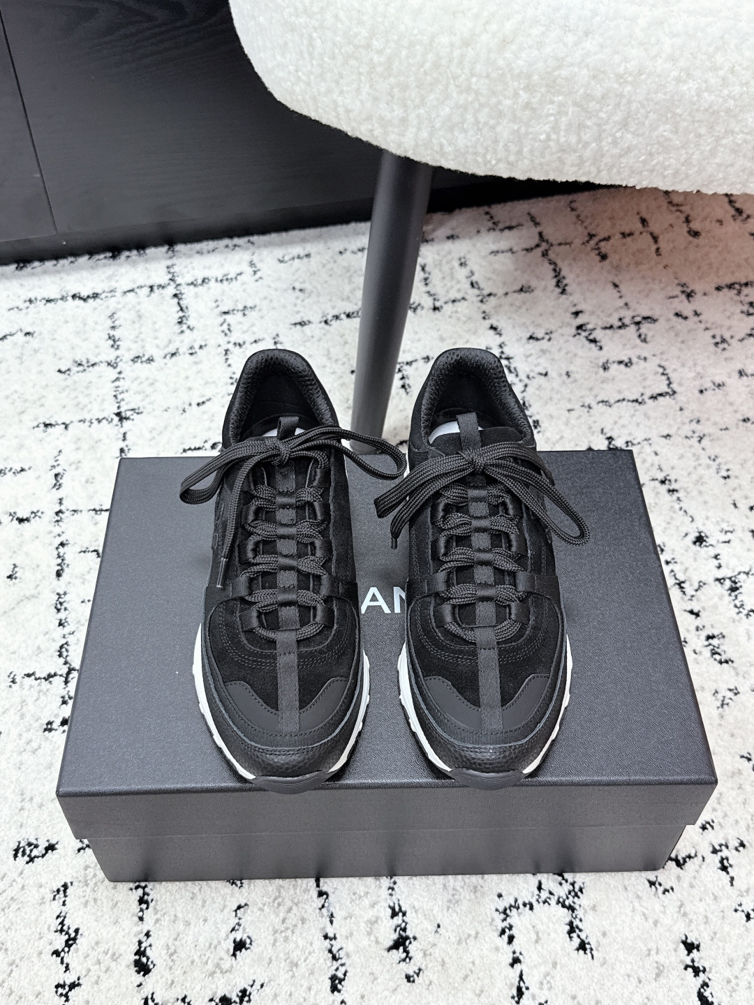 NO:653264,CHANEL香奈儿 26C / 早春新品 系带低帮 生活休闲 运动鞋  Chanel香奈儿26专柜顶级休闲款运动鞋 这款经典设计；鞋面多种工艺电绣的风格；大底却时尚运动；不平凡的拥入了多种配色元素…… 多元化混搭非常好看百搭,休闲,时尚,运动,户外都能兼顾…… 鞋面原版进口小牛皮 内里原版进口透气网 大底原版TPU组合大底 Size:  #女35–40 (女40), casual shoes/sports shoes, chanel, chanel, sneakers, cowhide19860909CHANEL香奈儿 26C / 早春新品 系带低帮 生活休闲 运动鞋  Chanel香奈儿26专柜顶级休闲款运动鞋 这款经典设计；鞋面多种工艺电绣的风格；大底却时尚运动；不平凡的拥入了多种配色元素…… 多元化混搭非常好看百搭,休闲,时尚,运动,户外都能兼顾…… 鞋面原版进口小牛皮 内里原版进口透气网 大底原版TPU组合大底 Size: #女35–40 (女40),休闲鞋/运动鞋,chanel,chanel,sneakers,cowhide,Women's Shoes