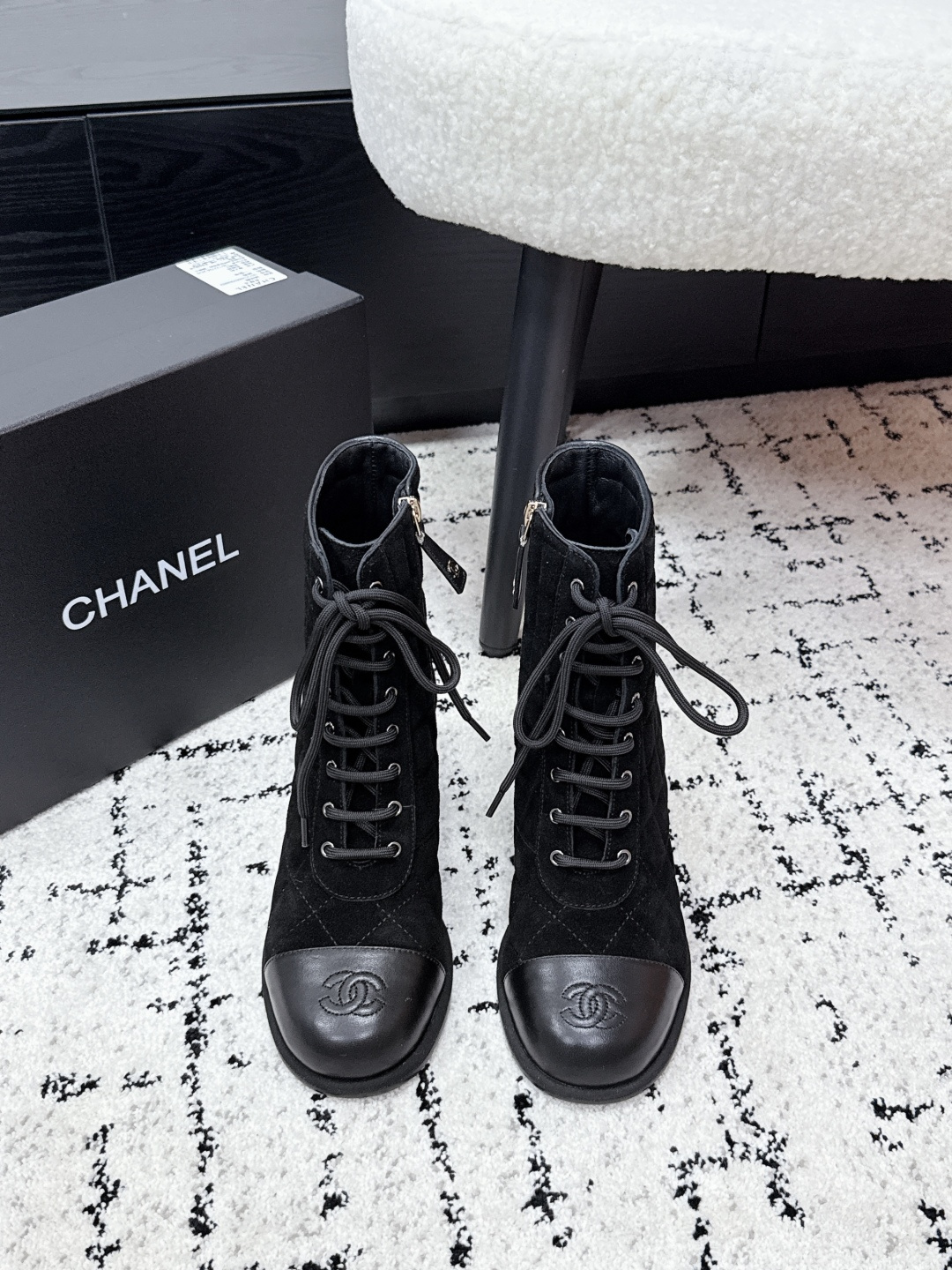 NO:653244,CHANEL Chanel 26C / Early Spring Round toe zipper diamond lace-up shoes short boots Chanel 26C series diamond suede color-blocking short boots, classic diamond pattern + black toe, retro and fashionable!  The upper is made of high-quality suede, with a soft and delicate touch and exquisite details. The hand-stitched rhombus texture has a super textured V.5cm thick heel design, which is comfortable and stable, and can be easily used for commuting and dating. The straps + double C logo are perfect for recognition, both elegant and straightforward, a must-have item for autumn and winter!  Fabric: Original diamond suede Lining: Customized sheepskin Sole: Original molded sole Heel height: 7cm Size: #35-40 (customized in 40), boots, chanel, chanel, boots, sheepskin, chamois leather19860909CHANEL香奈儿 26C / 早春 圆头拉链 菱格 系带鞋 短靴 Chanel 26C系列菱格麂皮拼色短靴,经典菱格纹+黑色鞋头,复古又时髦！鞋面是高品质麂皮,触感柔软细腻,细节精致,手工车缝菱格纹理超有质感V.5cm粗跟设计,舒适又稳固,通勤约会都能轻松驾驭.绑带+双C标志,辨识度满分,优雅与率性兼具,秋冬穿搭必备单品！ 面料:原版菱格麂皮 内里:定制羊皮 鞋底:原版开模底 跟高:7cm Size: #35-40(40订做）,靴子,chanel,chanel,boots,sheepskin,chamois leather,Women's Shoes