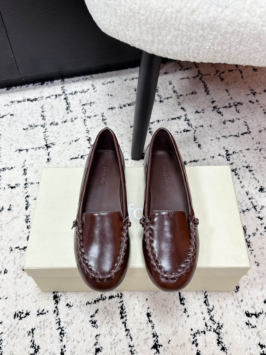 NO:667791,Unfolio trendy brand 25/ Latest Cox series slip-on beanie loafers Unfolio Cox series loafers, classic slip-on design, super easy to put on and take off!  The shoe body is made of smooth cowhide, with fine woven stitching on the toe and edges, which is retro and recognizable. The lining is soft sheepskin, and the rubber sole on the forefoot is wear-resistant and non-slip, making it very comfortable for daily commuting or long walks ~ Fabric: Original customized cow suede Lining: Original sheepskin Sole: Original rubber sole Size: #35-41 (customized at 40.41), loafers, loafers, cowhide, sheepskin19860909Unfolio潮牌 25/ 最新Cox系列 一脚蹬 豆豆 乐福鞋 Unfolio Cox系列乐福鞋,经典一脚蹬设计,穿脱超方便！鞋身选用光滑牛皮,鞋头和边缘有精致编织缝线,复古又有辨识度.内里柔软羊皮,前掌橡胶鞋底耐磨防滑,日常通勤或长时间行走都很舒适～ 面料: 原版定制牛反绒 内里: 原版羊皮 鞋底: 原版橡胶底 Size: #35-41(40.41订做）,乐福鞋,loafers,cowhide,sheepskin,Women's Shoes