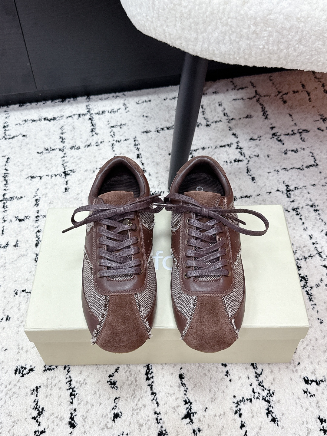 NO:667786,# Purchasing Level UNFOLIO Trendy Brand 26/ Early Spring Lace-up Casual Moral Training Forrest Gump Shoes UNFOLIO Forrest Gump Shoes, purchased and developed from the original version, are made of raw cowhide, hand-waxed and polished, and the caramel gradient is super textured!  Low-cut lace-up design, retro and fashionable, a must-have for autumn and winter earth tones. Leather + fabric stitching on the upper is breathable and comfortable, so you won’t feel tired after walking for a long time. The sole is light and wear-resistant, suitable for commuting and leisure!  Fabric: Original cowhide/denim Lining: Original sheepskin Sole: Original rubber sole Size: #35-41 (customized at 40.41), casual shoes/sports shoes, sneakers, cowhide, sheepskin19860909#代购级 UNFOLIO潮牌 26/ 早春 系带 休闲 德训 阿甘鞋 UNFOLIO阿甘鞋,原版购入开发 选用原胚牛皮,手工打蜡抛光,焦糖渐变超有质感！低帮系带设计,复古又时髦,秋冬大地色系穿搭必备 .鞋面皮质+织物拼接,透气舒适,长时间走路也不累.鞋底轻便耐磨,通勤休闲都OK！ 面料: 原版牛皮/牛仔布 内里: 原版羊皮 鞋底: 原版橡胶底 Size: #35-41（40.41订做）,休闲鞋/运动鞋,sneakers,cowhide,sheepskin,Women's Shoes