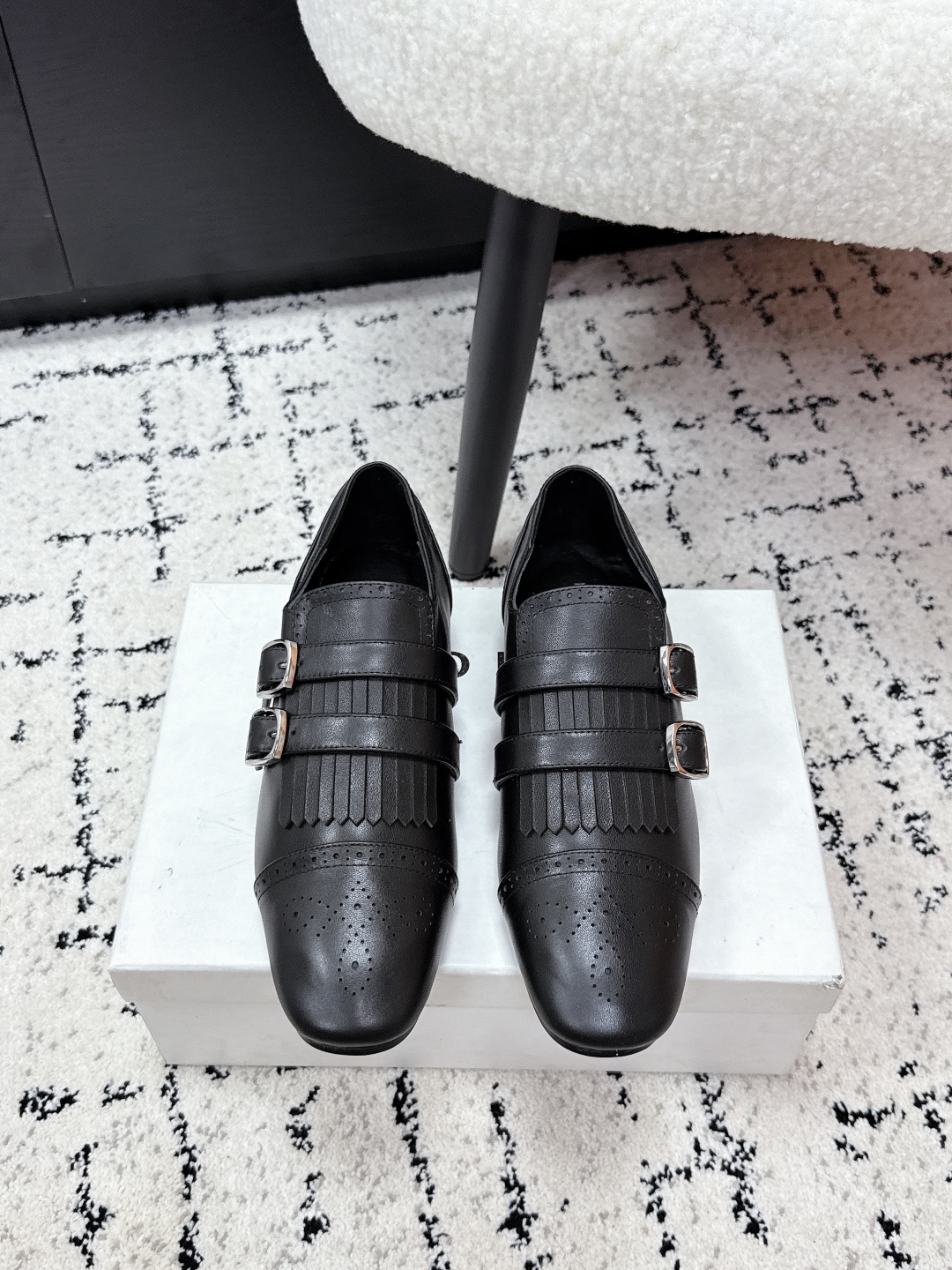 NO:667780,HIDEMI trendy brand 26/ early spring new product British style retro tassels carved loafers  HIDEMI's loafers are made of washed distressed calfskin, which is soft and durable. The upper has exquisite brogue carvings and tassels, which are full of retro British style. The double belt buckle design has an up-layered feel and can be adjusted for tightness, making it more suitable to wear. The flat-bottom design is suitable for daily commuting or leisure. The brown color is super versatile and can be easily worn in suits or jeans. It is elegant and personalized!  Fabric: Original cowhide Lining: Sheepskin lining Sole: Genuine leather rubber spliced ​​sole Size: #35-41 (customized at 40.41), leather shoes, loafers, jeans, business suit, cowhide, sheepskin19860909HIDEMI潮牌 26/ 早春 新品 英伦风 复古流苏 雕花乐福鞋 HIDEMI这款乐福鞋采用水洗做旧胎牛皮,质感柔软又耐穿.鞋面有精致布洛克雕花+流苏,复古英伦风满满林.双皮带扣设计,层次感up还能调节松紧,穿着更贴合.平底设计,日常通勤或休闲都OK,棕色超百搭,无论西装还是牛仔裤都能轻松驾驭,优雅又有个性！ 面料: 原版牛皮 内里: 羊皮内里 鞋底: 真皮橡胶拼接底 Size: #35-41(40.41订做）,皮鞋,loafers,jeans,business suit,cowhide,sheepskin,Women's Shoes