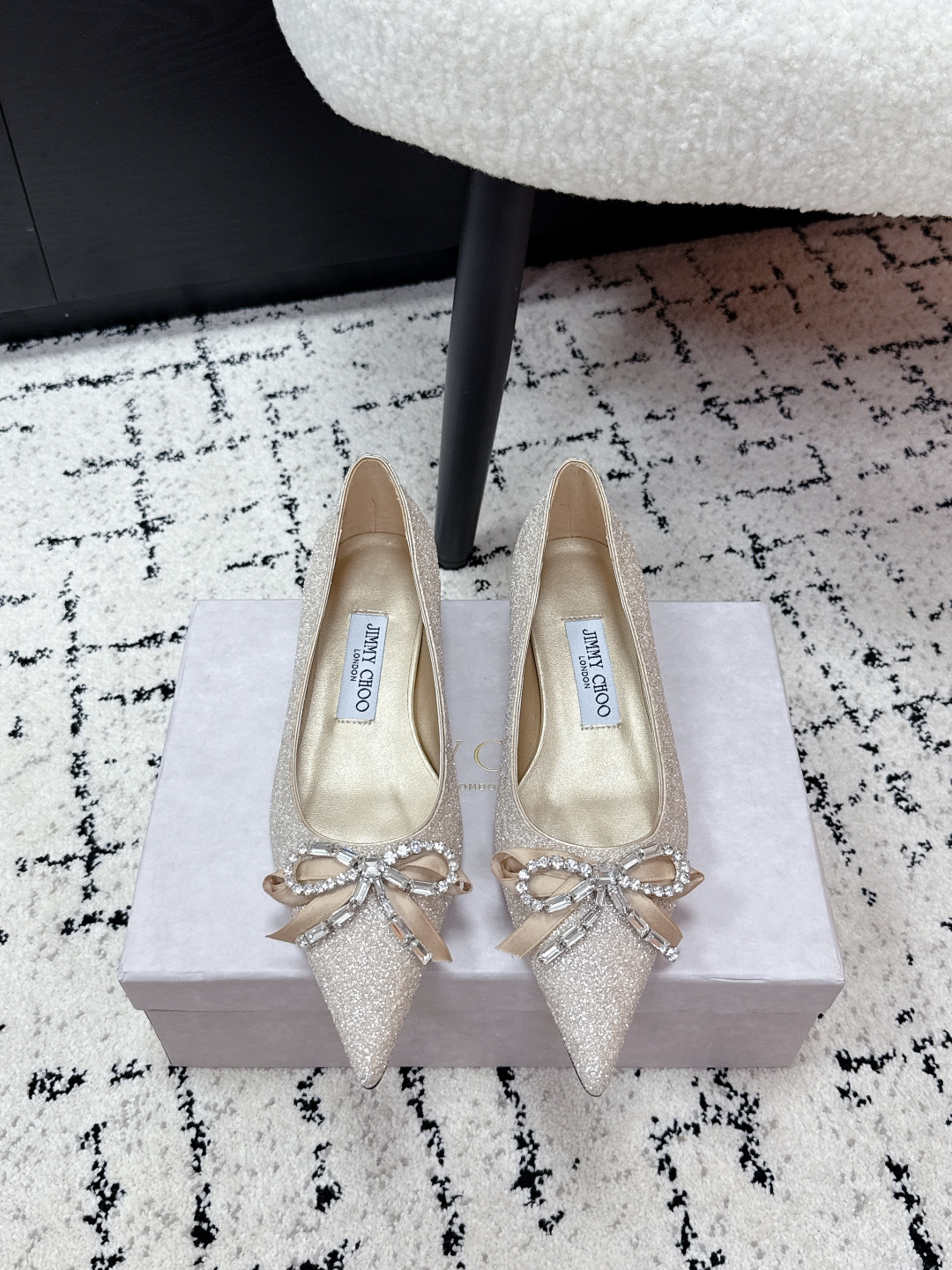 NO:652786,# Top Version Jimmy Choo Jimmy Week 26/ Spring and Summer Latest Auria Pointed Crystal Bow High Heels Jimmy Choo Auria high heels, burgundy glossy cowhide + crystal bow, elegant and aura; curved stiletto heels, elongating the legs and not tired even if worn for a long time. Burgundy is low-key and high-end, can be easily worn at weddings and dinners, and looks great with dresses or simple suits. Italian craftsmanship, perfect details, quality control is a must!  Fabric: Customized cowhide/hot diamond/crystal diamond decoration Lining: Comfortable sheepskin Sole: Italian leather outsole Heel height: 3cm Size: #35-40 (customized for 40), high-heeled shoes, jimmy choo, jimmy choo, high heels, business suit, cowhide, sheepskin, Leather soles19860909#顶级版本 Jimmy Choo吉米周 26/ 春夏最新 Auria 尖头水晶蝴蝶结饰 高跟鞋 Jimmy Choo Auria 高跟鞋,酒红亮面牛皮+水晶蝴某结,优雅又有气场；弧形细跟,拉长腿型还超急,长时间穿也不累.酒红色低调高级,婚礼、晚宴都能轻松驾驭,搭配礼服或简约西装都很出彩委.意大利工艺,细节满分,品质控必入！ 面料: 定制牛皮/烫钻/水晶钻饰 内里: 舒适羊皮 鞋底: 意大利真皮大底 跟高: 3cm Size: #35-40（40订做）,高跟鞋单鞋,jimmy choo,jimmy choo,high heels,business suit,cowhide,sheepskin,Leather soles,Women's Shoes