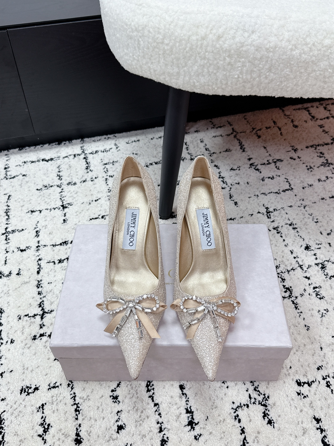 NO:652791,# Top Version Jimmy Choo Jimmy Week 26/ Spring and Summer Latest Auria Pointed Crystal Bow High Heels Jimmy Choo Auria high heels, burgundy glossy cowhide + crystal bow, elegant and aura; curved stiletto heels, elongating the legs and not tired even if worn for a long time. Burgundy is low-key and high-end, can be easily worn at weddings and dinners, and looks great with dresses or simple suits. Italian craftsmanship, perfect details, quality control is a must!  Fabric: Customized cowhide/hot diamond/crystal diamond decoration Lining: Comfortable sheepskin Sole: Italian leather outsole Heel height: 9cm Size: #35-40 (customized for 40), high-heeled shoes, jimmy choo, jimmy choo, high heels, business suit, cowhide, sheepskin, Leather soles19860909#顶级版本 Jimmy Choo吉米周 26/ 春夏最新 Auria 尖头水晶蝴蝶结饰 高跟鞋 Jimmy Choo Auria 高跟鞋,酒红亮面牛皮+水晶蝴某结,优雅又有气场；弧形细跟,拉长腿型还超急,长时间穿也不累.酒红色低调高级,婚礼、晚宴都能轻松驾驭,搭配礼服或简约西装都很出彩委.意大利工艺,细节满分,品质控必入！ 面料: 定制牛皮/烫钻/水晶钻饰 内里: 舒适羊皮 鞋底: 意大利真皮大底 跟高: 9cm Size: #35-40（40订做）,高跟鞋单鞋,jimmy choo,jimmy choo,high heels,business suit,cowhide,sheepskin,Leather soles,Women's Shoes