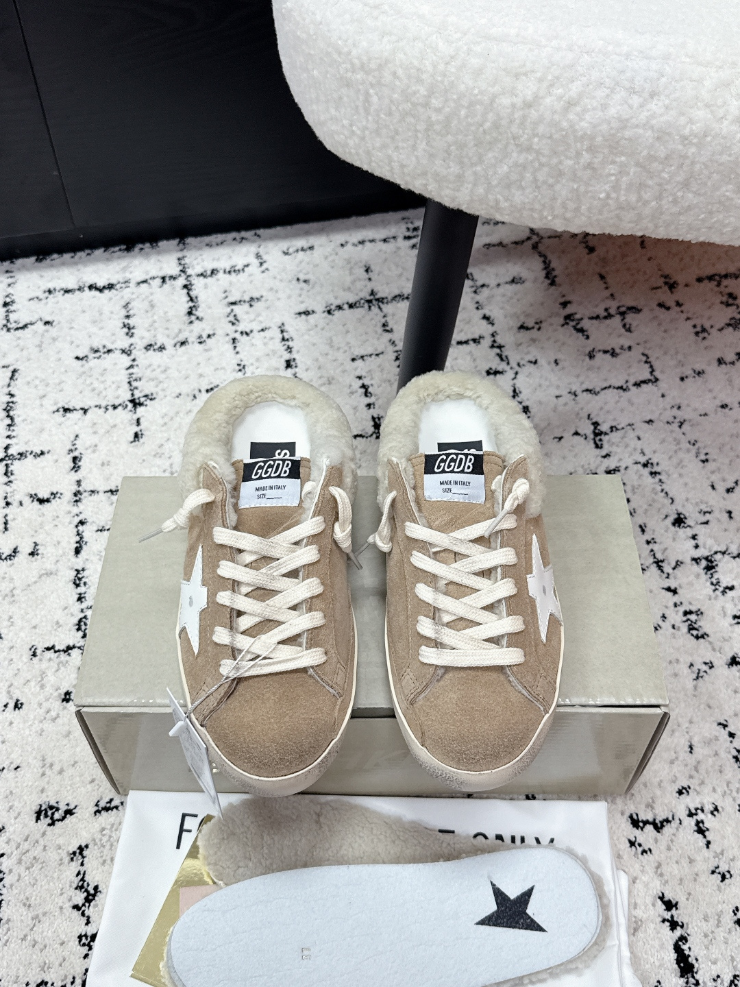 NO:669378,#Women's Purchasing Level GGDB 25/ Autumn and Winter New Style Brand New Upgraded Pure Wool Dirty Shoes Comes with a pair of wool foot pads to wear as you like 25 New Upgrades More Exquisite and Superior Quality Recognized as the Top Dirty Shoes on the Internet GGDB Series Wool Dirty Shoes  , Love it so much, invisible heightening and rejecting the embarrassment of being ridiculed. Small dirty shoes worn by many bloggers and celebrities. They have a good appearance and are delicate on the feet. They are thickened with wool and velvet but do not show big feet. Their ballstars are all added with inner height increase. Small people are hard to be planted. GGDB dirty shoes and fur shoes, aged essence and lovely real lamb wool, with the leading casual style, celebrities use private clothes to demonstrate, they are good-looking and warm at the same time!  Lamb wool half-flop, you are no longer afraid of cold winters. The inside of the wool insole is increased by 3.5cm, which makes the legs slimmer and versatile. The upper is original custom-made cowhide. The lining is original sheepskin. The outsole is original combination outsole. Size #35-40, casual shoes/sports shoes, fur shoes, sneakers, cowhide, sheepskin19860909#女款 代购级 GGDB 25/ 秋冬 新款 全新升级 纯羊毛 脏脏鞋 附带羊毛垫脚一副 随心穿搭 25全新升级 更精致 品质更卓越 全网公认最顶小脏鞋 GGDB 系列羊毛小脏鞋 ,狠狠爱了,隐形增高拒绝被调侃的尴尬,众多达人博主、明星都在穿的小脏鞋,颜值高上脚秀气,羊毛加绒加厚却不显脚大,他们家ballstar都是加了内增高,小个子狠狠被种草 GGDB 脏脏鞋毛鞋,做旧精髓可爱的真羊羔毛,搭配主导的休闲风,明星私服上脚示范,用心好看又保暖！羊羔毛半拖,冷冬也不再怕,毛鞋垫内增高3.5cm,妥妥的显腿瘦,百搭性杠杠 鞋面原版定制牛皮 内里原版羊皮毛一体 大底原版组合大底 Size #35-40,休闲鞋/运动鞋毛毛鞋,sneakers,cowhide,sheepskin,Women's Shoes