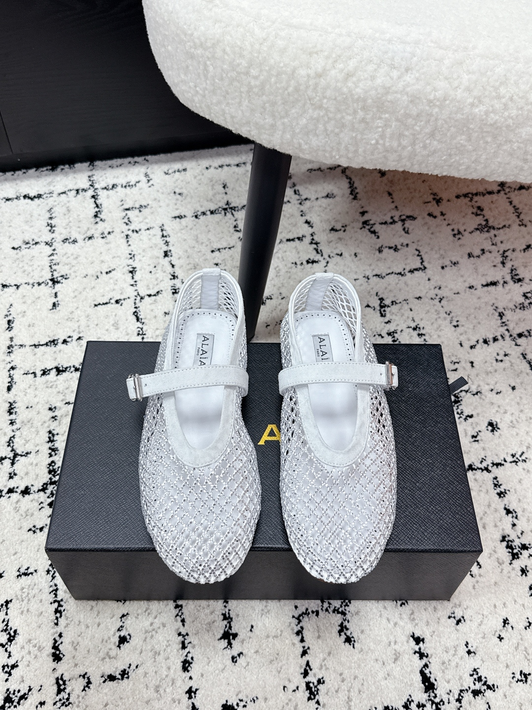 NO:667818,Alaia Alaia 26/ New product for early spring, fishnet crystal flat ballet shoes, flat Mary Jane shoes Alaia crystal fishnet ballet shoes, crystal hollow mesh + one-word buckle strap, elegant and breathable, super comfortable to wear in summer!  The upper is decorated with rhinestones, full of sophistication, the round toe design does not squeeze the feet, and the flat sole is very stable for walking. It is white and high-end, and can be easily matched with skirts and trousers. It is suitable for daily outings or vacations~ Fabric: Crystal fishnet/sheepskin Lining: sheepskin Sole: Original molded rubber sole Size: #35-42 (customized at 40.41.42), ballet shoes, alaia, mary jane, skirts, sheepskin19860909Alaia 阿莱亚 26/ 早春新品 渔网水晶 平底芭蕾舞鞋 平跟 玛丽珍鞋 Alaia水晶渔网芭蕾舞鞋,水晶镂空网面+一字扣带,优雅又透气,夏天穿超舒服！鞋面点缀水钻,精致感满满,圆头设计不挤脚,平底走路也很稳.白又高级,裙装裤装都能轻松搭配,日常出街或度假都很适合～ 面料: 水晶渔网/羊皮 内里: 羊皮 鞋底: 原版开模橡胶底 Size: #35-42（40.41.42订做）,芭蕾舞鞋,alaia,mary jane,skirts,sheepskin,Women's Shoes
