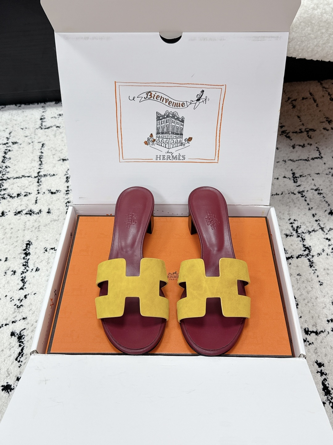 NO:721723,# purchasing grade HERMES 26/ Oasis series H classic slippers, high heels, one-line slippers, newly upgraded, 26 spring and summer latest color matching, family portrait, original development, purchasing grade quality. Incorporating details such as rhinestones, rivets, palm prints, graffiti, embroidery, etc., make the simple H slippers full of new ideas!  Add more matching possibilities!  The basic colors and this year’s hot new colors are all with your eyes closed. Every color of the must-have items for H fans in summer is very beautiful. The upper is cowhide/sheep goat/hot diamond/denim. The foot pads are original sheepskin. The sole is Italian A-grade double-layer genuine leather outsole. Heel height: 5cm Size#35-42 (40.41.42 is custom-made and non-refundable). Packaging:  Original latest full set of airplane box packaging, slippers, hermes, hermes, slippers, cowhide, sheepskin, sheep, Leather soles19860909#代购级 HERMES爱马仕 26/ Oasis系列 H经典拖 高跟 一字拖鞋 全新升级 26春夏最新配色 全家福 原版开发 代购级品质 融入水钻、铆钉、掌纹、 涂鸦、 刺绣等细节,让简约的H拖鞋 焕发新意！增加更多配搭可能性！ 基础色和今年爆款新配色,都是闭眼入的,H粉们夏日必备的单品每一个色都很好看 鞋面牛皮/羊猄/烫钻/牛仔布 垫脚原版羊皮 鞋底意大利A级双层真皮大底 跟高: 5cm Size#35-42（40.41.42定做不退换） 包装: 原版最新飞机盒全套包装,拖鞋,hermes,hermes,slippers,cowhide,sheepskin,sheep,Leather soles,Women's Shoes