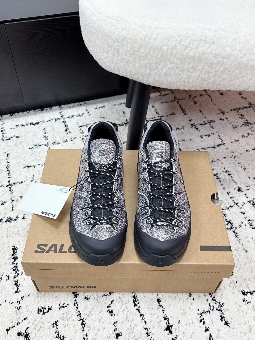 NO:711113,#couplestop version Salomon Salomon 26/ The new spliced wind strap outdoor hiking shoes, casual shoes and sports shoes follow the 'outdoor function + trendy wear' route, retaining the non-slip thick soles + multi-directional shoelace system of professional outdoor shoes, while adding glitter/texture uppers, which not only have the practical attributes of outdoor shoes, but also have the coolness of 'mountain style wear' popular in the trend circle. It is this year's popular 'combination of outdoor and daily life' style.  The upper is made of wear-resistant mesh + glitter/textured fabric, taking into account breathability and visual highlights; the sole is a professional outdoor rubber sole, which is non-slip, has strong grip, and is suitable for a variety of terrains; the multi-directional laces + brand logo on the shoe body not only ensure the wrapping, but also strengthen the brand recognition. Upper cowhide/horse hair, inner mesh mesh, outsole rubber outsole, increased by 2.5cm  size# Female 35-40 Male 40-45 (Female 40 Male 45 size customization is not returnable), casual shoes/sports shoes, sneakers, cowhide19860909#情侣款 顶级版本 Salomon 萨洛蒙 26/ 新款拼接风绑带户外 登山鞋 休闲鞋 运动鞋 走“户外机能+潮流穿搭”路线,保留专业户外鞋的防滑厚底+多向鞋带系统,同时加入闪粉/纹理鞋面,既有户外鞋的实用属性,又带潮流圈流行的“山系穿搭”酷感,是今年火的“户外与日常结合”款. 鞋面用耐磨网布+闪粉/纹理面料,兼顾透气性与视觉亮点；鞋底是专业户外橡胶底,防滑、抓地力强,适配多种地形；鞋身的多向鞋带+品牌标识,既保证包裹性,又强化了品牌辨识度. 鞋面牛皮/马毛 内里网布 大底橡胶大底 增高2.5cm size#女35-40男40-45（女40男45码定制不退换）,休闲鞋/运动鞋,sneakers,cowhide,Women's Shoes