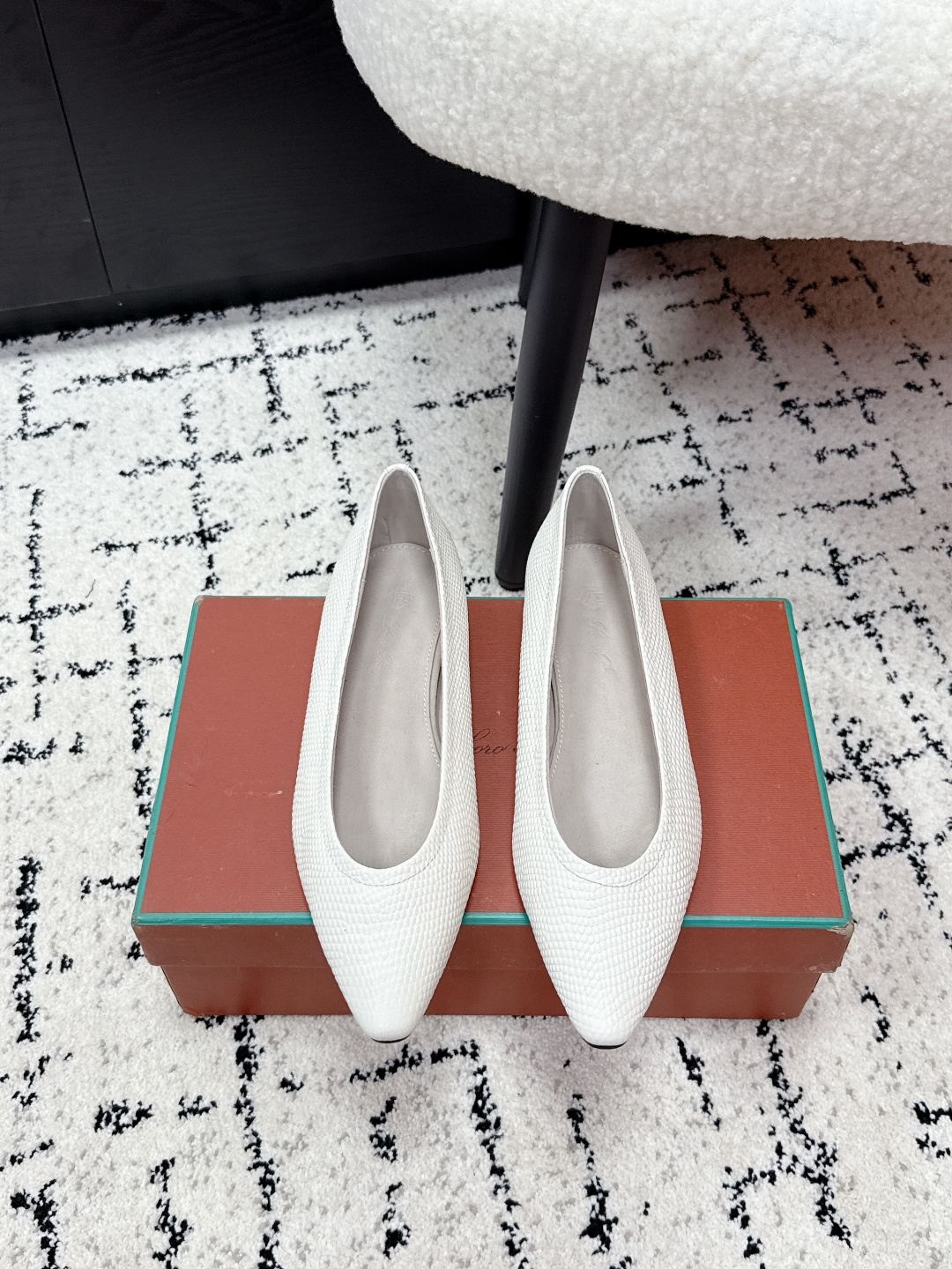 NO:711108,#TOPVERSION Loro Piana nuoyoupiya LP 56/ Spring and summer new Primula flat ballet shoes, suede old money style retro shoes. This exquisite ballet flat is the epitome of sophisticated urban style. The semi-Sacchetto structure design provides excellent flexibility and comfort in the forefoot, while the suede sheepskin upper is very soft. Wear these versatile flat ballet shoes with office attire or fashionable weekend looks, suitable for day and night.  Customized delicate sheepskin upper/customized snake grain leather, customized delicate sheepskin leather lining, Italian genuine leather outsole Size#35-41 (40.41 custom-made, non-refundable), single shoes, loro piana, loro piana, sheepskin, sheep, chamois leather, Leather soles19860909#顶级版本 Loro Piana 诺悠翩雅 LP 56/ 春夏新款 Primula 平底芭蕾舞鞋麂皮老钱风复古单鞋 这款精致的平底芭蕾舞鞋是精致都市风格的缩影.半Sacchetto结构设计,在脚前部提供出色的灵活性和舒适性,而绒面羊皮革鞋面非常柔软.穿上这款百搭的平底芭蕾舞鞋,搭配办公室着装或时尚周末造型,白天夜晚皆相宜. 鞋面定制细腻羊猄皮/定制蛇纹皮 内里定制细腻羊猄皮 鞋底意大利真皮大底 Size#35-41（40.41定做不退换）,单鞋,loro piana,loro piana,sheepskin,sheep,chamois leather,Leather soles,Women's Shoes