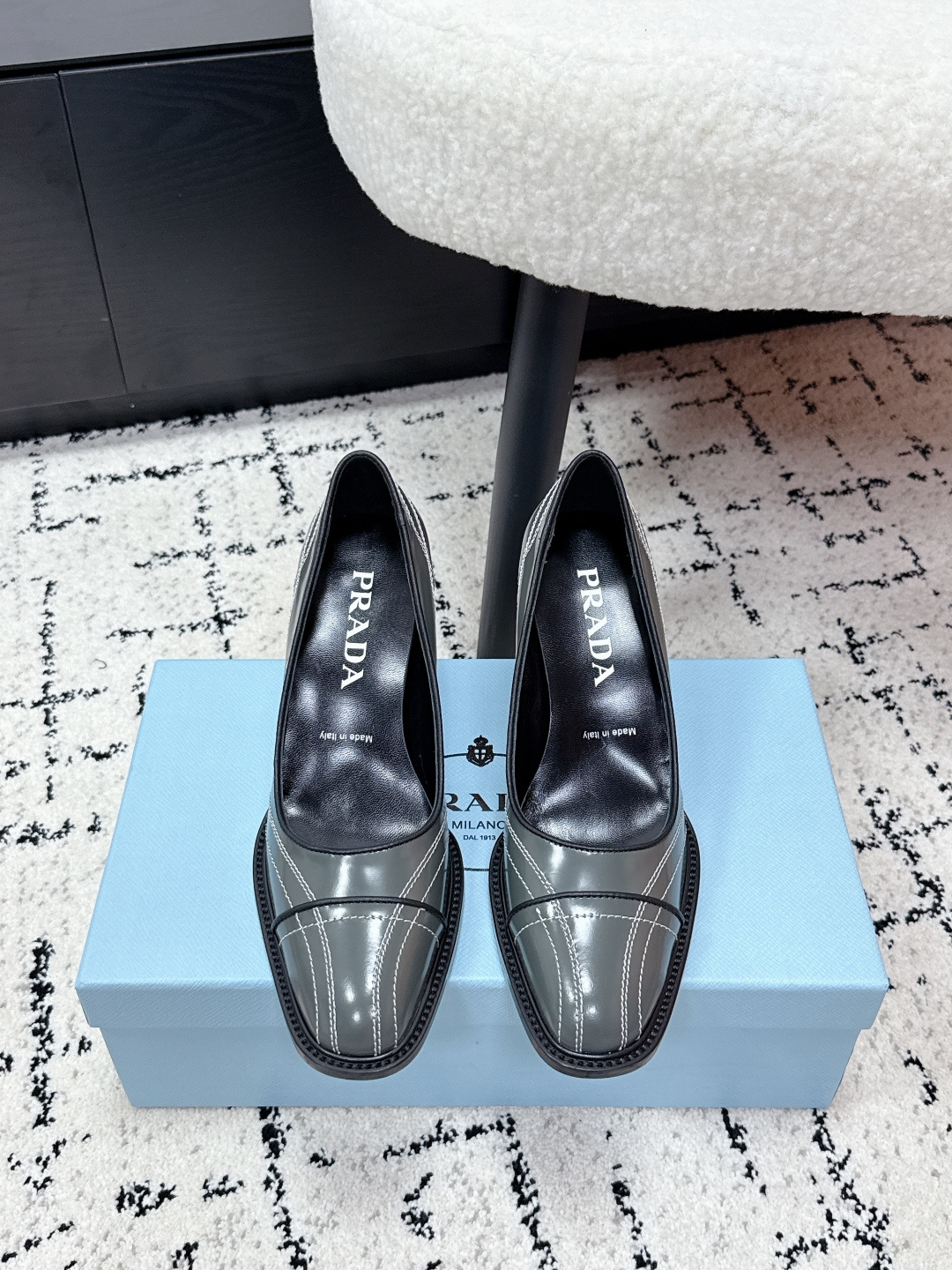 NO:711096,Prada 26/ Early Spring Medieval Bowling Series Thick Heels High Heels Sandals Single Shoes PRADA Medieval Bowling Series high heels are made of high-quality cowhide, white topstitching, retro and fashionable. Round toe shallow mouth + thick heel design, about 7cm, comfortable and easy to walk, easy to control for commuting or formal occasions. Made in Italy, exquisite craftsmanship, full of details, it is a niche designer model, it looks great with skirts or trousers, and can easily create an elegant retro style. Fabric:  Open edge beaded calfskin lining: lambskin sole: leather outsole size: #35-41 (customized at 40.41), sandals, prada, prada, sandals, high heels, skirts, cowhide, sheepskin, Leather soles19860909Prada 普拉达 26/ 早春 中古保龄球系列 粗跟 高跟 凉鞋 单鞋 PRADA中古保龄球系列高跟鞋,采用优质牛皮,白色明线缝制,复古又时髦.圆头浅口+粗跟设计,约7cm,舒适好走,通勤或正式场合都能轻松驾驭心.意大利制造,工艺精致,细节满分,是小众设计师款,搭配裙装或裤装都很出彩,轻松打造优雅复古风委. 面料: 开边珠小牛皮 内里: 小羊皮 鞋底: 真皮大底 size: #35-41 (40.41订做）,凉鞋单鞋,prada,prada,sandals,high heels,skirts,cowhide,sheepskin,Leather soles,Women's Shoes