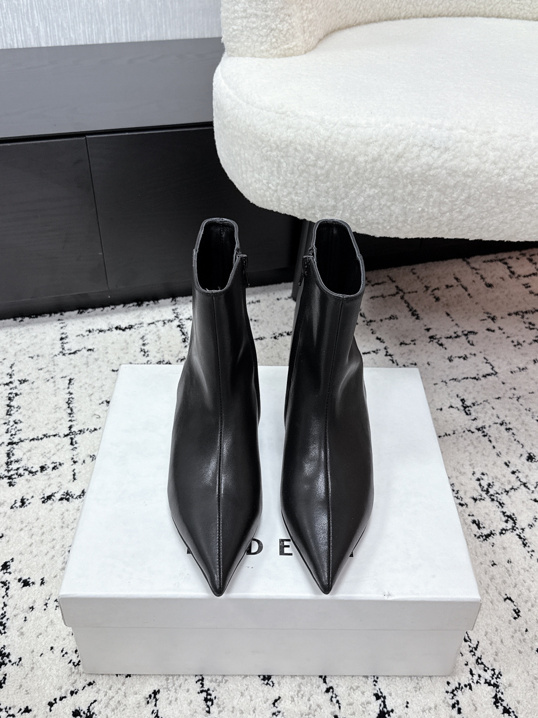 NO:706718,Hidemi 25/ Autumn and winter new pointed toe flat short boots. Pointed toe + tight boot shaft, which can visually lengthen the leg line and make the legs slimmer. The side zipper design makes it easy to put on and take off. Available in matte cowhide, suede, and glossy patent leather, suitable for different styles. Simple and without unnecessary decoration, it can be worn with both daily attire and casual style, sweatshirts/jeans. Flat design, taking into account both fashion sense and daily walking comfort. Upper cowhide/open edge beads, lining sheepskin  Outsole Rubber outsole 2cm higher size #35-41 (customized sizes 40 and 41 are not returnable), boots, boots, hoodie, sweatshirts, jeans, cowhide, sheepskin19860909Hidemi 25/ 秋冬新款尖头平底短靴 尖头+紧身靴筒,能视觉拉长腿部线条,显腿细；侧拉链设计穿脱方便有哑光牛皮、绒面、亮面漆皮,适配不同风格. 简约无多余装饰,既能搭通勤装也能配休闲风,卫衣/牛仔裤.平底设计,兼顾时尚感和日常行走的舒适度. 鞋面牛皮/开边珠 内里羊皮 大底橡胶大底 增高2cm size#35-41（40、41码定制不退换）,靴子,boots,hoodie,sweatshirts,jeans,cowhide,sheepskin,Women's Shoes