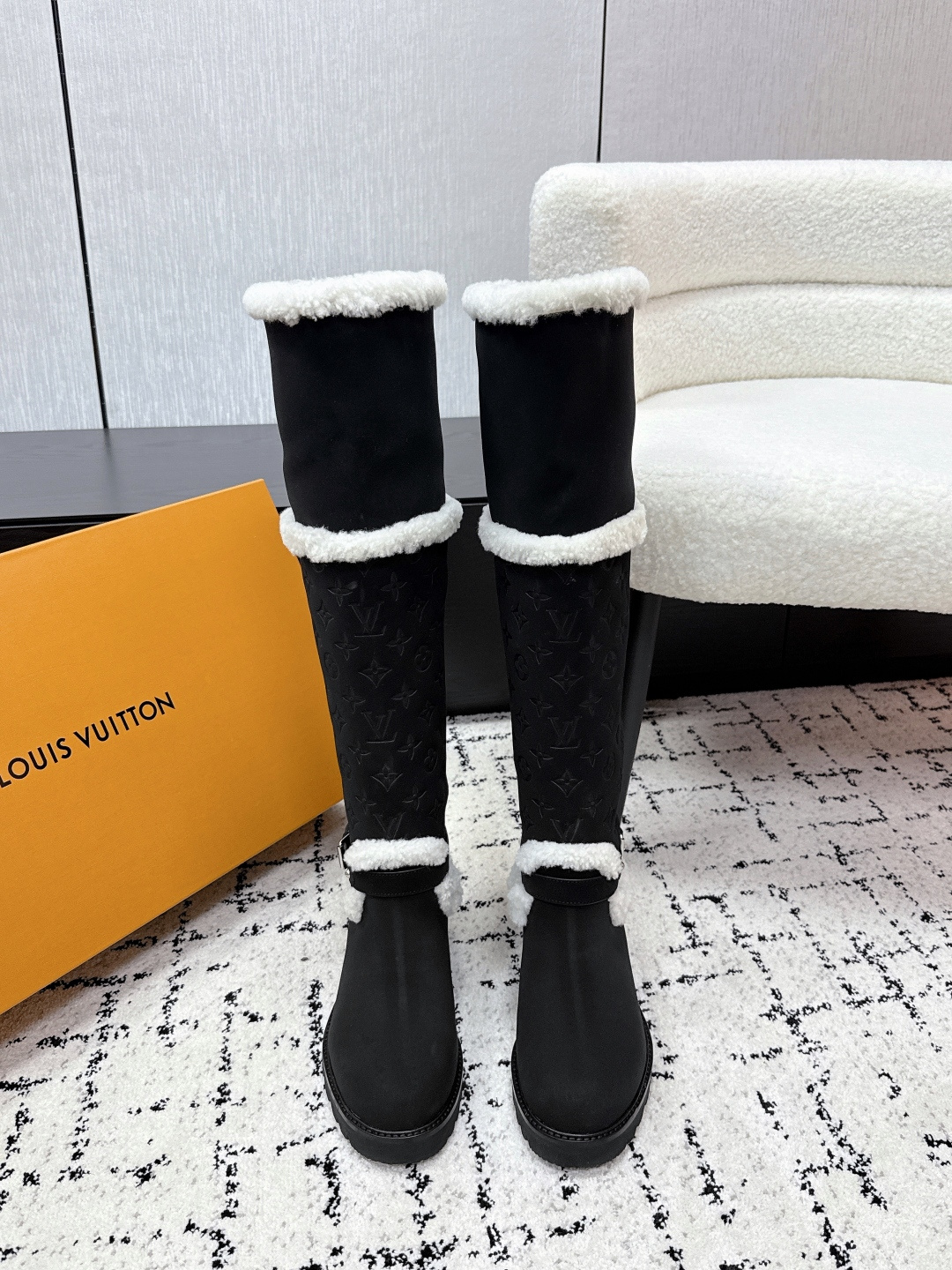 NO:706731,#TOPVERSION Lv Louis Vuitton 25/ Autumn and winter · Super hot catwalk style · Thick-soled non-slip boots with fur lining. Appeared on the covers of major fashion magazines. · Used by celebrities and bloggers on Little Red Book. It is particularly stunning on your feet. You will not regret it if you close your eyes. · The combination can be either salty or sweet. Very easy to wear ~ super comfortable boots. The upper is custom-made imported tacit cowhide leather with electric embroidery rhombus and the lining is custom-made wool.  Sole zp open mold non-slip wear-resistant rubber outsole Size#35-41 (40.41 custom-made and non-returnable), snow boots, louis vuitton, louis vuitton, boots, cowhide19860909#顶级版本 Lv 路易威登 25/ 秋冬·超大热走秀款·加毛内里厚底防滑长靴 出现在各大时装杂志封面·各路明星、小红书博主着用,上脚尤为惊艳到你的一款,闭眼入都是不会后悔·搭配还是可咸可甜 非常方便穿着～超舒适的一款靴子 鞋面定制进口默契牛皮电绣菱格 内里定制羊毛 鞋底zp开模防滑耐磨橡胶大底 Size#35-41 (40.41定做不退换),雪地靴,louis vuitton,louis vuitton,boots,cowhide,Women's Shoes