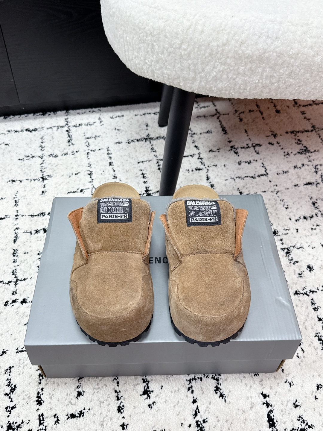 NO:711090,Balenciaga Balenciaga 26/ Early spring series catwalk mule shoes BALENCIAGA Dumbo Mule opens up the retro lazy style. This gender-neutral series covers mule shoes. Made of distressed suede, the three colors of white, black and beige are suitable for a variety of styles ~ round toe + oversized tongue brings retro relaxation ~ embroidered label on the tongue hides brand genes, cork insole superimposed with comfortable buff, fashionable and practical  Size#35-40 (40 customized), half drag, balenciaga, balenciaga19860909balenciaga巴黎世家 26/ 早春系列走秀款穆勒鞋 BALENCIAGA Dumbo Mule 开启复古慵懒风 这款无性别系列涵盖穆勒鞋 用做旧绒面革打造,白 黑 米三个色都适配多元风格～圆形鞋头+超大鞋舌自带复古松弛感～鞋舌刺绣标签暗藏品牌基因,软木鞋垫叠加舒适buff时髦与实穿性拉满 Size#35-40(40订做）,半拖,balenciaga,balenciaga,Women's Shoes