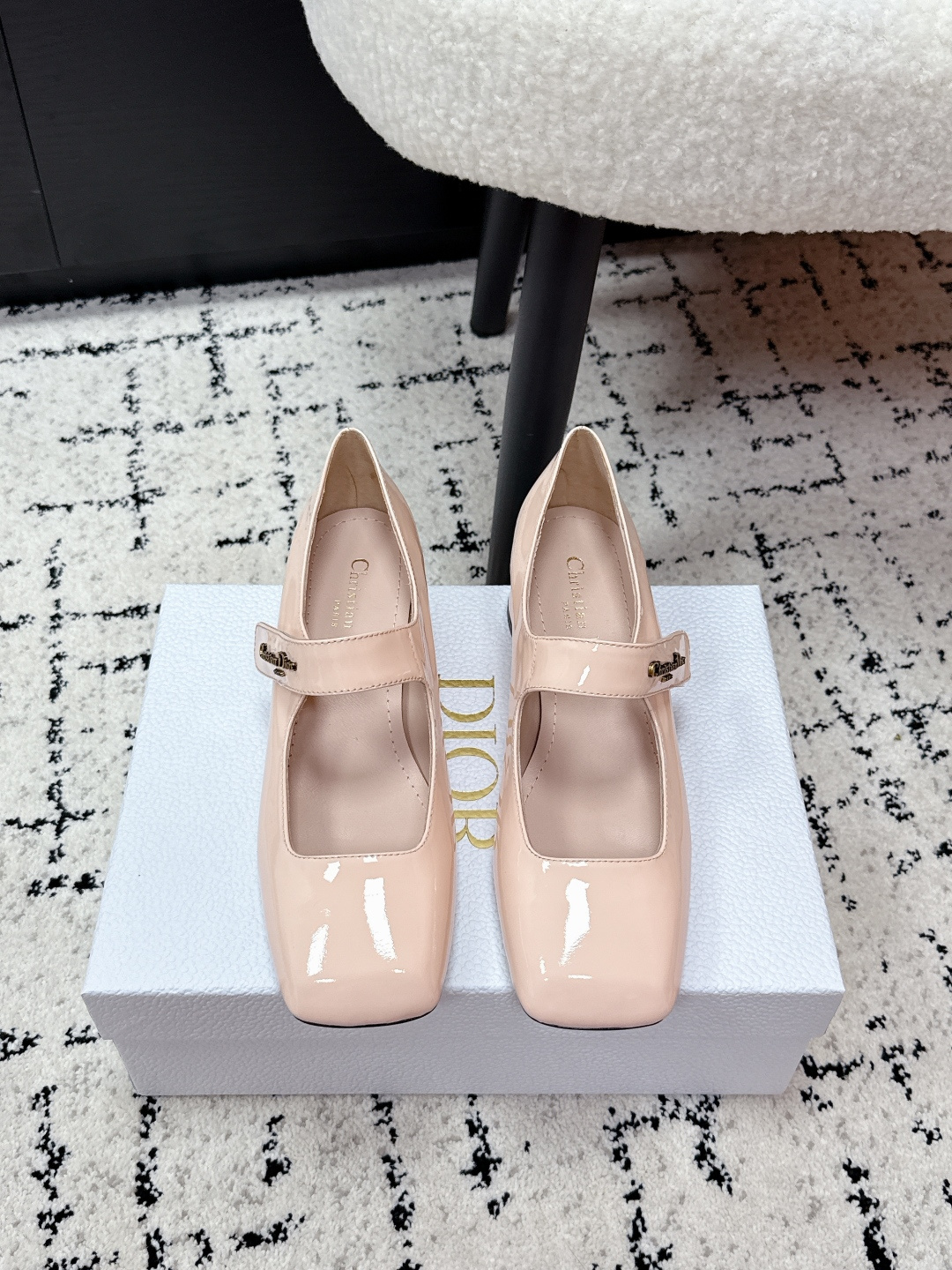 NO:669385,DIOR Dior 26/ss early spring vacation series square toe Velcro thick heel Mary Jane shoes 26C early spring vacation series Mary Jane shoes, patent leather material, full of luster, square toe design retro and fashionable. The thick heel is about 3-4cm, very comfortable for daily commuting or walking for a long time. The upper has 'Christian  Dior' logo, full of brand sense. The shallow mouth design modifies the foot shape and lengthens the leg line. It can be easily matched with skirts and trousers. It is elegant and practical. It is a must-have versatile item in spring and summer!  Fabric: Patent leather Lining: Sheepskin Sole: Leather outsole Size: #35-41 (customized at 40.41), single shoes Mary Jane, dior, dior, mary jane, skirts, sheepskin, Leather soles19860909DIOR迪奥 26/ss 早春度假系列 方头魔术贴 粗跟 玛丽珍鞋 26C早春度假系列玛丽珍鞋,漆皮材质,光泽感满满,方头设计复古又时髦.粗跟约3-4cm,日常通勤或长时间走路都很舒适心.鞋面有“Christian Dior”标志,品牌感十足.浅口设计修饰脚型,拉长腿部线条,裙装裤装都能轻松搭配,优雅实用,是春夏必入的百搭单品！ 面料: 漆皮 内里: 羊皮 鞋底: 真皮大底 Size: #35-41 (40.41订做）,单鞋玛丽珍,dior,dior,mary jane,skirts,sheepskin,Leather soles,Women's Shoes