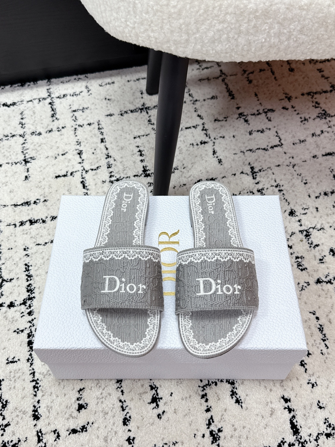 NO:679471,Purchasing agent level!  Dior 26/ss Early Spring Lace Embroidery Slippers Oblique embossed + white lace embroidery, exquisite and elegant. Wide design on the vamp, the Dior logo is very recognizable, and the thick heel structure is comfortable and easy to walk, and can be easily used in daily life or vacation. Oblique embossing is a classic element of Dior, paired with lace embroidery, it adds a French romantic atmosphere!  Fabric: lace embroidery, sheepskin lining, Italian genuine leather outsole, high flat sole, 4.5cm, size 35-43 (35.41 customized, non-refundable and non-exchangeable), slippers, dior, dior, slippers, sheepskin, Leather soles19860909代购级别！ Dior 迪奥 26/ss 早春 蕾丝刺绣 拖鞋 Oblique压纹+白色蕾丝刺绣,精致优雅.鞋面宽版设计,Dior标志超有辨识度,粗跟结构舒适好走,日常或度假都能轻松驾驭.Oblique压纹是Dior经典元素,搭配蕾丝刺绣,法式浪漫氛围感拉满！ 面料: 蕾丝刺绣,羊皮衬里 大底意大利真皮大底 跟高平底,4.5cm 码数35-43（35.41定制不退不换）,拖鞋,dior,dior,slippers,sheepskin,Leather soles,Women's Shoes