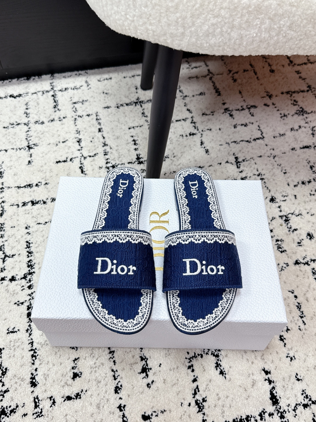 NO:679472,Purchasing agent level!  Dior 26/ss Early Spring Lace Embroidery Slippers Oblique embossed + white lace embroidery, exquisite and elegant. Wide design on the vamp, the Dior logo is very recognizable, and the thick heel structure is comfortable and easy to walk, and can be easily used in daily life or vacation. Oblique embossing is a classic element of Dior, paired with lace embroidery, it adds a French romantic atmosphere!  Fabric: lace embroidery, sheepskin lining, Italian genuine leather outsole, high flat sole, 4.5cm, size 35-43 (35.41 customized, non-refundable and non-exchangeable), slippers, dior, dior, slippers, sheepskin, Leather soles19860909代购级别！ Dior 迪奥 26/ss 早春 蕾丝刺绣 拖鞋 Oblique压纹+白色蕾丝刺绣,精致优雅.鞋面宽版设计,Dior标志超有辨识度,粗跟结构舒适好走,日常或度假都能轻松驾驭.Oblique压纹是Dior经典元素,搭配蕾丝刺绣,法式浪漫氛围感拉满！ 面料: 蕾丝刺绣,羊皮衬里 大底意大利真皮大底 跟高平底,4.5cm 码数35-43（35.41定制不退不换）,拖鞋,dior,dior,slippers,sheepskin,Leather soles,Women's Shoes