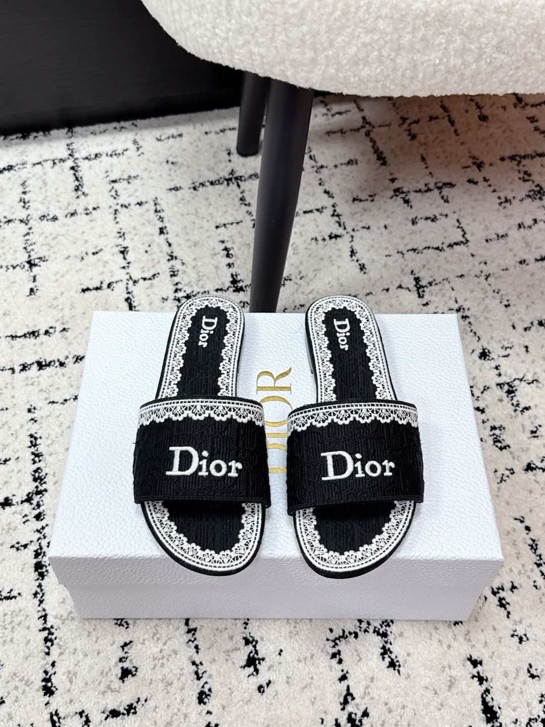NO:679473,Purchasing agent level!  Dior 26/ss Early Spring Lace Embroidery Slippers Oblique embossed + white lace embroidery, exquisite and elegant. Wide design on the vamp, the Dior logo is very recognizable, and the thick heel structure is comfortable and easy to walk, and can be easily used in daily life or vacation. Oblique embossing is a classic element of Dior, paired with lace embroidery, it adds a French romantic atmosphere!  Fabric: lace embroidery, sheepskin lining, Italian genuine leather outsole, high flat sole, 4.5cm, size 35-43 (35.41 customized, non-refundable and non-exchangeable), slippers, dior, dior, slippers, sheepskin, Leather soles19860909代购级别！ Dior 迪奥 26/ss 早春 蕾丝刺绣 拖鞋 Oblique压纹+白色蕾丝刺绣,精致优雅.鞋面宽版设计,Dior标志超有辨识度,粗跟结构舒适好走,日常或度假都能轻松驾驭.Oblique压纹是Dior经典元素,搭配蕾丝刺绣,法式浪漫氛围感拉满！ 面料: 蕾丝刺绣,羊皮衬里 大底意大利真皮大底 跟高平底,4.5cm 码数35-43（35.41定制不退不换）,拖鞋,dior,dior,slippers,sheepskin,Leather soles,Women's Shoes