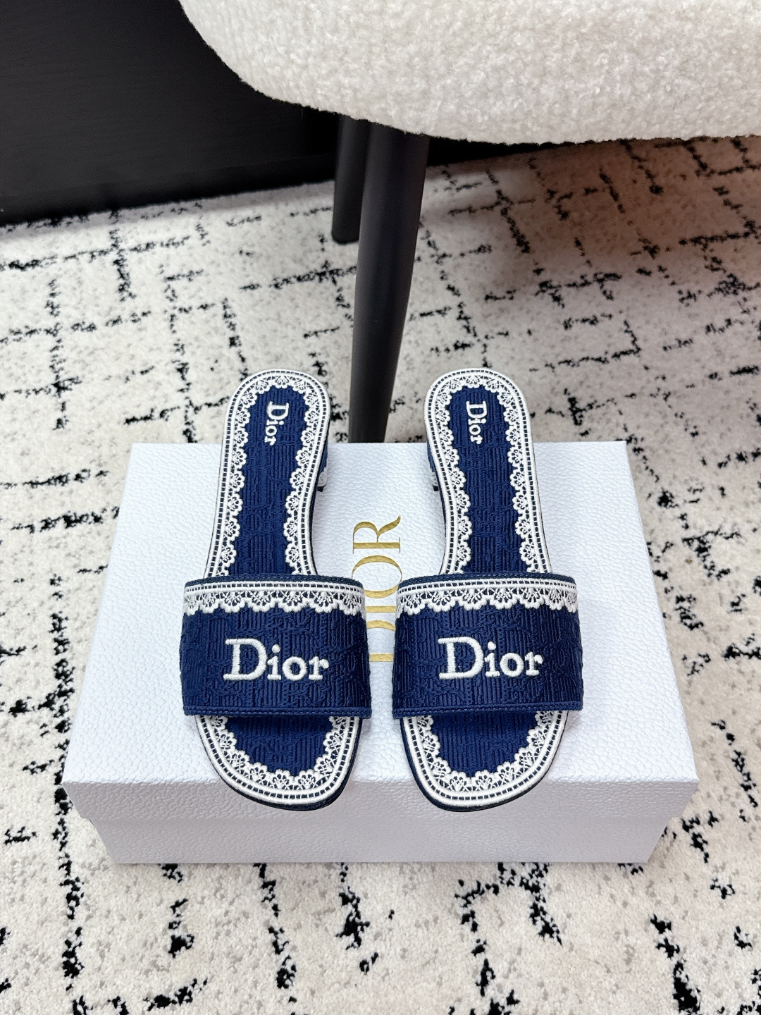 NO:679474,Purchasing agent level!  Dior 26/ss Early Spring Lace Embroidery Slippers Oblique embossed + white lace embroidery, exquisite and elegant. Wide design on the vamp, the Dior logo is very recognizable, and the thick heel structure is comfortable and easy to walk, and can be easily used in daily life or vacation. Oblique embossing is a classic element of Dior, paired with lace embroidery, it adds a French romantic atmosphere!  Fabric: lace embroidery, sheepskin lining, Italian genuine leather outsole, high flat sole, 4.5cm, size 35-43 (35.41 customized, non-refundable and non-exchangeable), slippers, dior, dior, slippers, sheepskin, Leather soles19860909代购级别！ Dior 迪奥 26/ss 早春 蕾丝刺绣 拖鞋 Oblique压纹+白色蕾丝刺绣,精致优雅.鞋面宽版设计,Dior标志超有辨识度,粗跟结构舒适好走,日常或度假都能轻松驾驭.Oblique压纹是Dior经典元素,搭配蕾丝刺绣,法式浪漫氛围感拉满！ 面料: 蕾丝刺绣,羊皮衬里 大底意大利真皮大底 跟高平底,4.5cm 码数35-43（35.41定制不退不换）,拖鞋,dior,dior,slippers,sheepskin,Leather soles,Women's Shoes