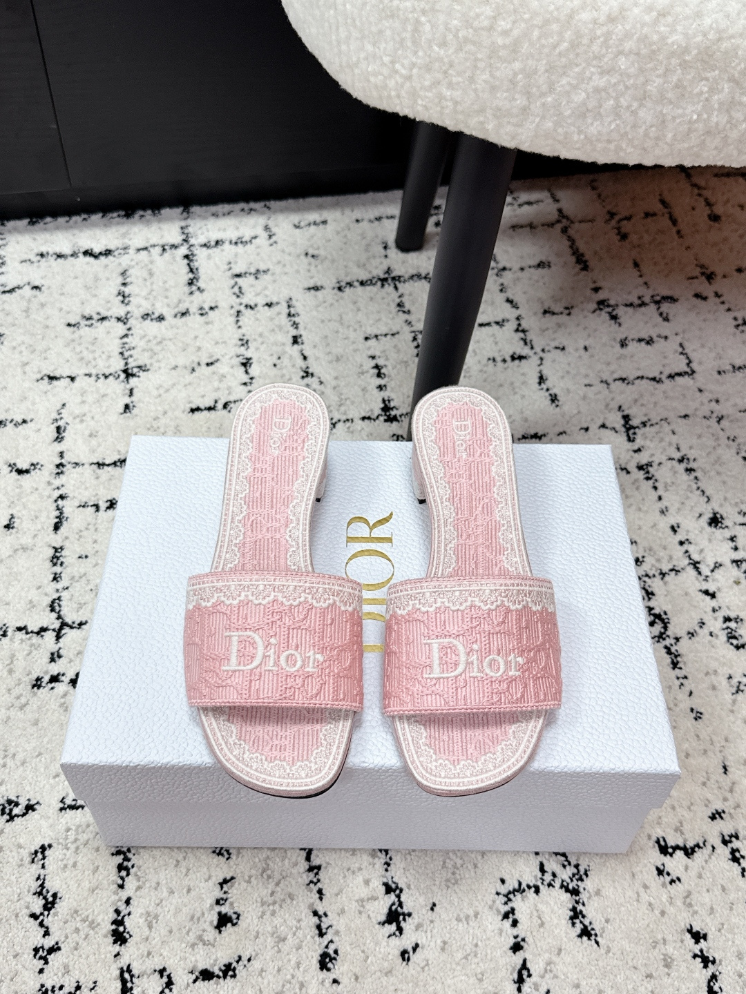 NO:669379,Dior Dior 26/ss Early Spring Lace Embroidery Slippers Dior 2026 Spring and Summer Series Slippers, denim blue Oblique embossed + white lace embroidery, exquisite and elegant. Wide vamp design, Dior logo is very recognizable, thick heel structure is comfortable and easy to walk, easy to control in daily life or vacation. Oblique embossing is a classic element of Dior, paired with lace embroidery, full of French romantic atmosphere!  The soles are lightweight and not tiring when worn for a long time. They are practical and fashionable. They are a must-have item for spring and summer ~ Fabric: lace embroidery Sole: Genuine leather sole Size: #35-41 (40.41 custom-made), slippers, dior, dior, slippers19860909Dior 迪奥 26/ss 早春 蕾丝刺绣 拖鞋 Dior 2026春夏系列拖鞋,牛仔蓝Oblique压纹+白色蕾丝刺绣,精致优雅.鞋面宽版设计,Dior标志超有辨识度,粗跟结构舒适好走,日常或度假都能轻松驾驭.Oblique压纹是Dior经典元素,搭配蕾丝刺绣,法式浪漫氛围感拉满！鞋底轻便,长时间穿也不累,实用又时髦,是春夏必入单品～ 面料: 蕾丝刺绣 鞋底: 真皮底 Size: #35-41 (40.41订做）,拖鞋,dior,dior,slippers,Women's Shoes