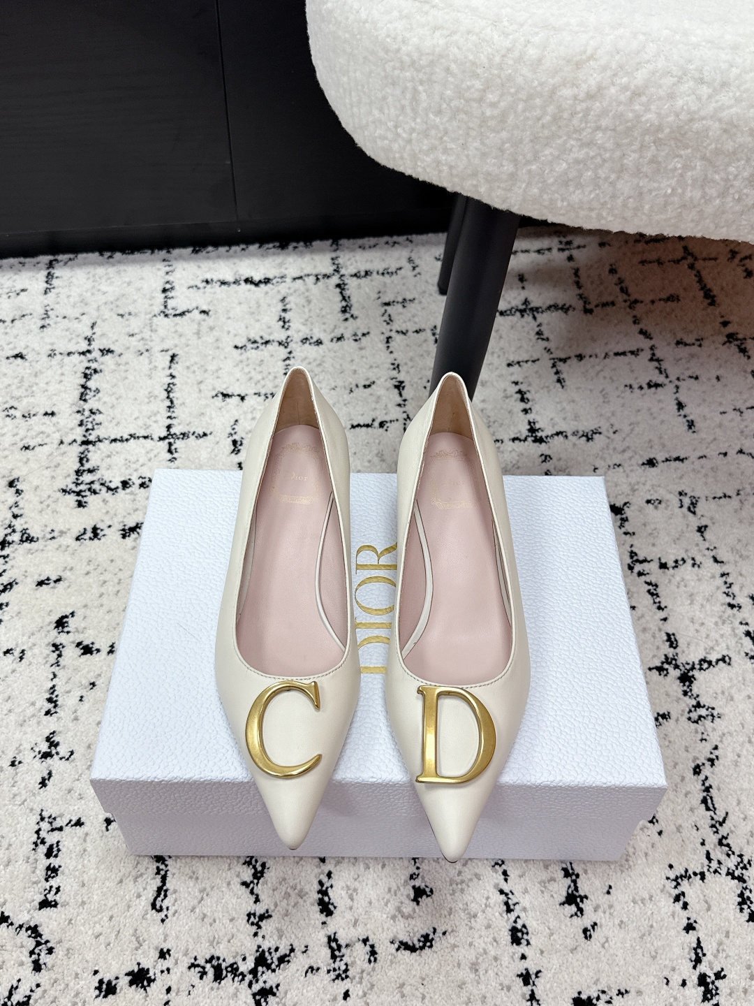 NO:669367,Dior Dior 26/ss spring and summer catwalk new CD metal buckle high heels Dior 2026 spring and summer series high heels, designed by Jonathan  Anderson design, black pointed toe + gold CD metal buckle, elegant and modern. Stiletto heel about 8-10cm, modifying the leg shape, elongating the proportion, suitable for formal occasions such as the workplace and banquets. The upper is made of high-quality leather, soft to the touch and comfortable to wear. The CD metal buckle is a classic symbol of Dior, highlighting the brand's history and innovation. The overall design combines classicity and playfulness, and is a symbol of modern femininity and confidence. Fabric: Original cowhide/cow suede Lining: Sheepskin Sole: Italian genuine leather sole  Heel height: 3.5 Size: #35-41 (customized at 40.41), high heels, dior, dior, high heels, cowhide, sheepskin19860909Dior 迪奥 26/ ss 春夏 走秀新款 CD金属扣 高跟鞋 Dior 2026春夏系列高跟鞋,由Jonathan Anderson设计,黑色尖头+金色CD金属扣,优雅又有现代感.细高跟约8-10cm,修饰腿型,拉长比例,适合职场、宴会等正式场合.鞋面优质皮革,触感柔软,穿着舒适.CD金属扣是Dior经典标志,彰显品牌历史与创新.整体设计融合经典与玩味,是现代女性气质与自信的象征. 面料: 原版牛皮/牛反绒 内里: 羊皮 鞋底: 意大利真皮底 跟高: 3.5 Size: #35-41(40.41订做）,高跟鞋单鞋,dior,dior,high heels,cowhide,sheepskin,Women's Shoes