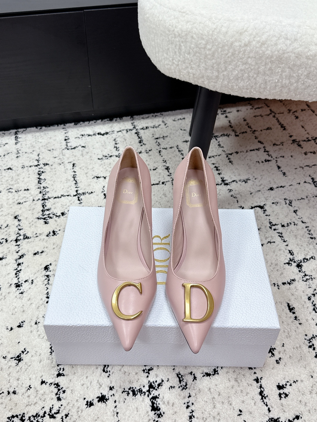 NO:669370,Dior Dior 26/ss spring and summer catwalk new CD metal buckle high heels Dior 2026 spring and summer series high heels, designed by Jonathan  Anderson design, black pointed toe + gold CD metal buckle, elegant and modern. Stiletto heel about 8-10cm, modifying the leg shape, elongating the proportion, suitable for formal occasions such as the workplace and banquets. The upper is made of high-quality leather, soft to the touch and comfortable to wear. The CD metal buckle is a classic symbol of Dior, highlighting the brand's history and innovation. The overall design combines classicity and playfulness, and is a symbol of modern femininity and confidence. Fabric: Original cowhide/cow suede Lining: Sheepskin Sole: Italian genuine leather sole  Heel height: 8cm Size: #35-41 (customized at 40.41), high heels, dior, dior, high heels, cowhide, sheepskin19860909Dior 迪奥 26/ ss 春夏 走秀新款 CD金属扣 高跟鞋 Dior 2026春夏系列高跟鞋,由Jonathan Anderson设计,黑色尖头+金色CD金属扣,优雅又有现代感.细高跟约8-10cm,修饰腿型,拉长比例,适合职场、宴会等正式场合.鞋面优质皮革,触感柔软,穿着舒适.CD金属扣是Dior经典标志,彰显品牌历史与创新.整体设计融合经典与玩味,是现代女性气质与自信的象征. 面料: 原版牛皮/牛反绒 内里: 羊皮 鞋底: 意大利真皮底 跟高: 8cm Size: #35-41(40.41订做）,高跟鞋单鞋,dior,dior,high heels,cowhide,sheepskin,Women's Shoes