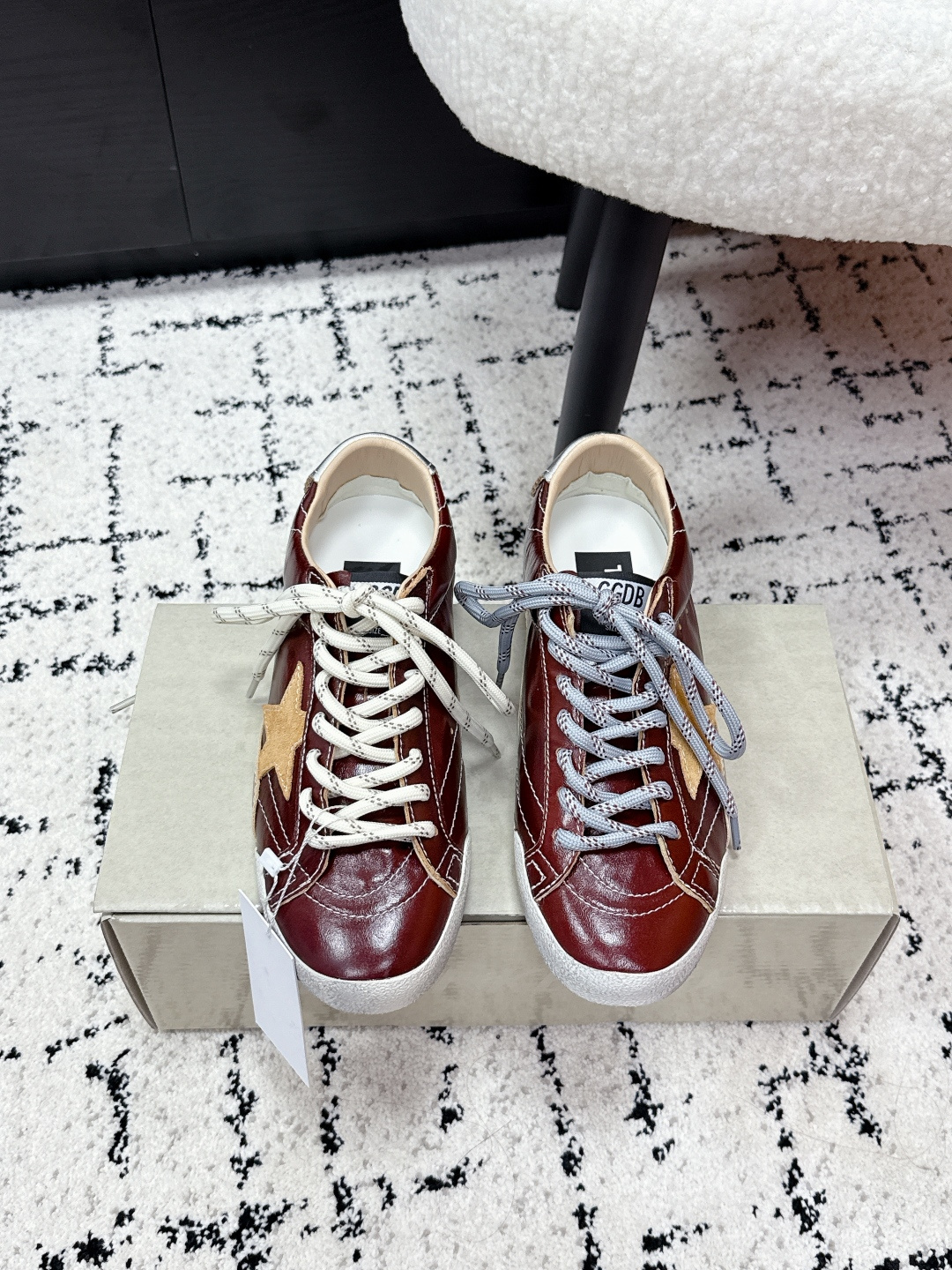 NO:694249,#couplesmodels Purchasing Level ｜Golden Goose Deluxe Brand Drawstring Lace, Velvet Star Silver Tail, Small Dirty Shoes, ggdb Classic Couple Style Small Dirty Shoes~~ It’s so popular that it’s famous for white shoes, and you can step on all kinds of dirty shoes!  Celebrity private server foot demonstration × It’s so versatile!  You no longer have to worry about washing your shoes!  The best white shoes to wear, the last shape is exactly the same as the original, the round and flat toe is very straight, not bloated and very delicate. Upper: original customized cowhide. Lining: sheepskin. Insole: original molded 3.5cm inner heightening latex insole. Size: #35-45 (40.45 custom-made), casual shoes/sports shoes, sneakers, cowhide, sheepskin.19860909#情侣款款 代购级  ｜Golden Goose Deluxe Brand 抽绳系带 粽绒星银尾 小脏鞋 ggdb经典情侣款小脏鞋~~火红程度上怼小白鞋,下踩各类小脏鞋！明星私服上脚示范 ×就是这么百搭 ！再也不用担心洗鞋的问题啦！ 最好穿的小白鞋,楦型和原版无差了,圆扁的鞋头修的非常正,不臃肿很秀气 鞋面: 原版定制牛皮 内里: 羊皮 垫脚: 原版开模3.5cm内增高乳胶鞋垫 Size: #35-45（40.45订做）,休闲鞋/运动鞋,sneakers,cowhide,sheepskin,Women's Shoes